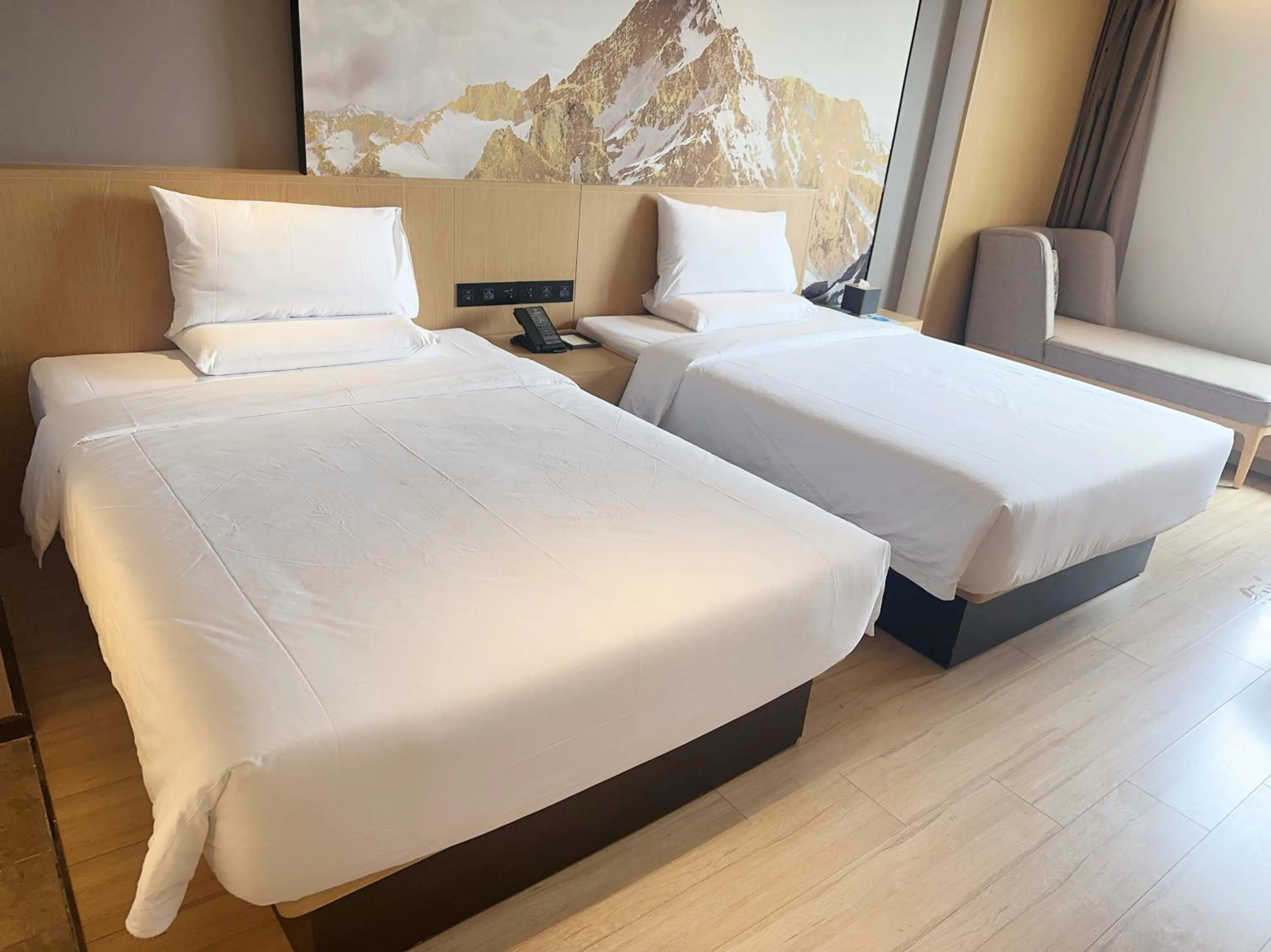 Photo of the whole room, Bed in Tuke China Hotel Shanghai Hongqiao Airport
