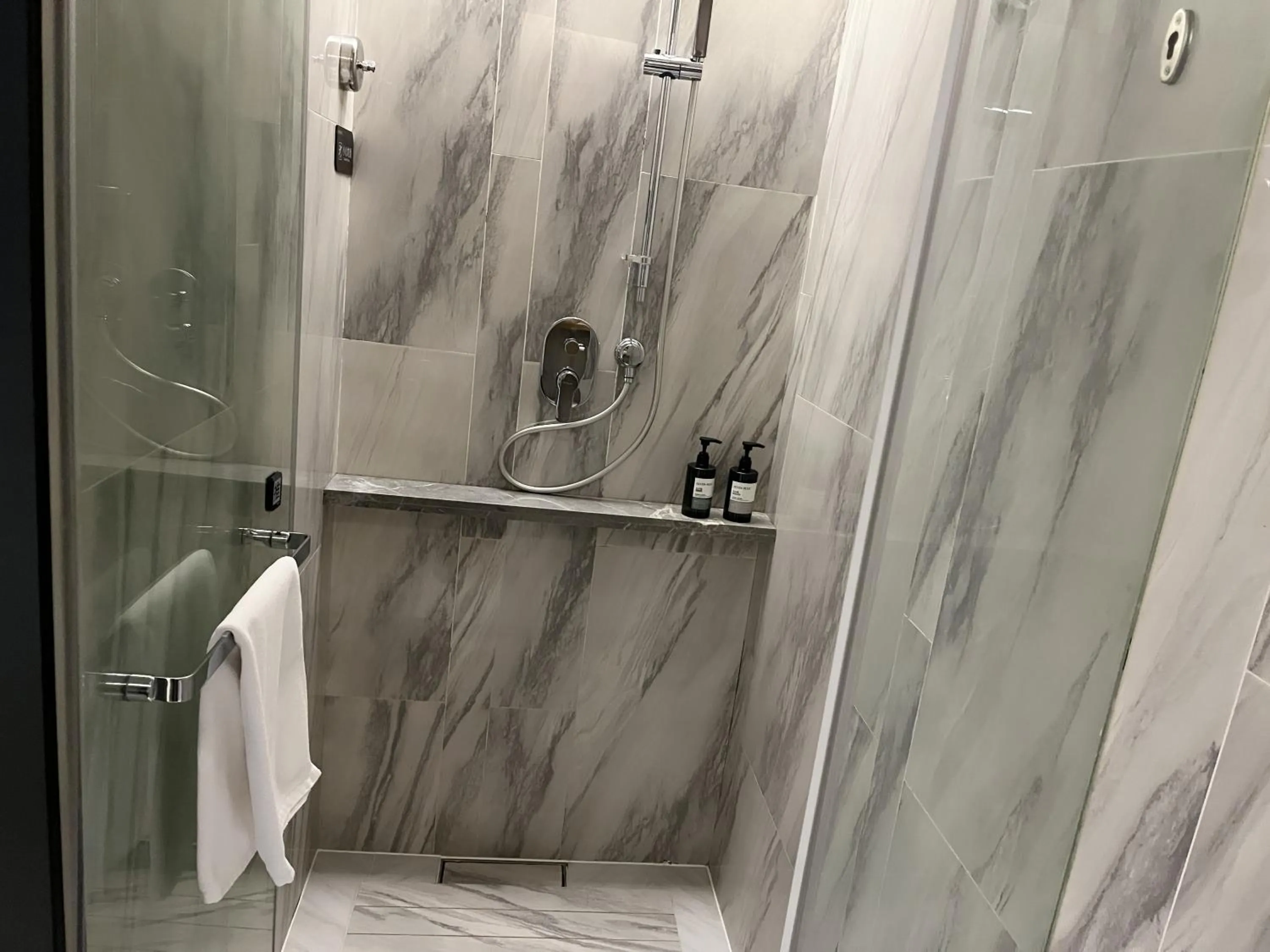 Shower in Tuke China Hotel Shanghai Hongqiao Airport