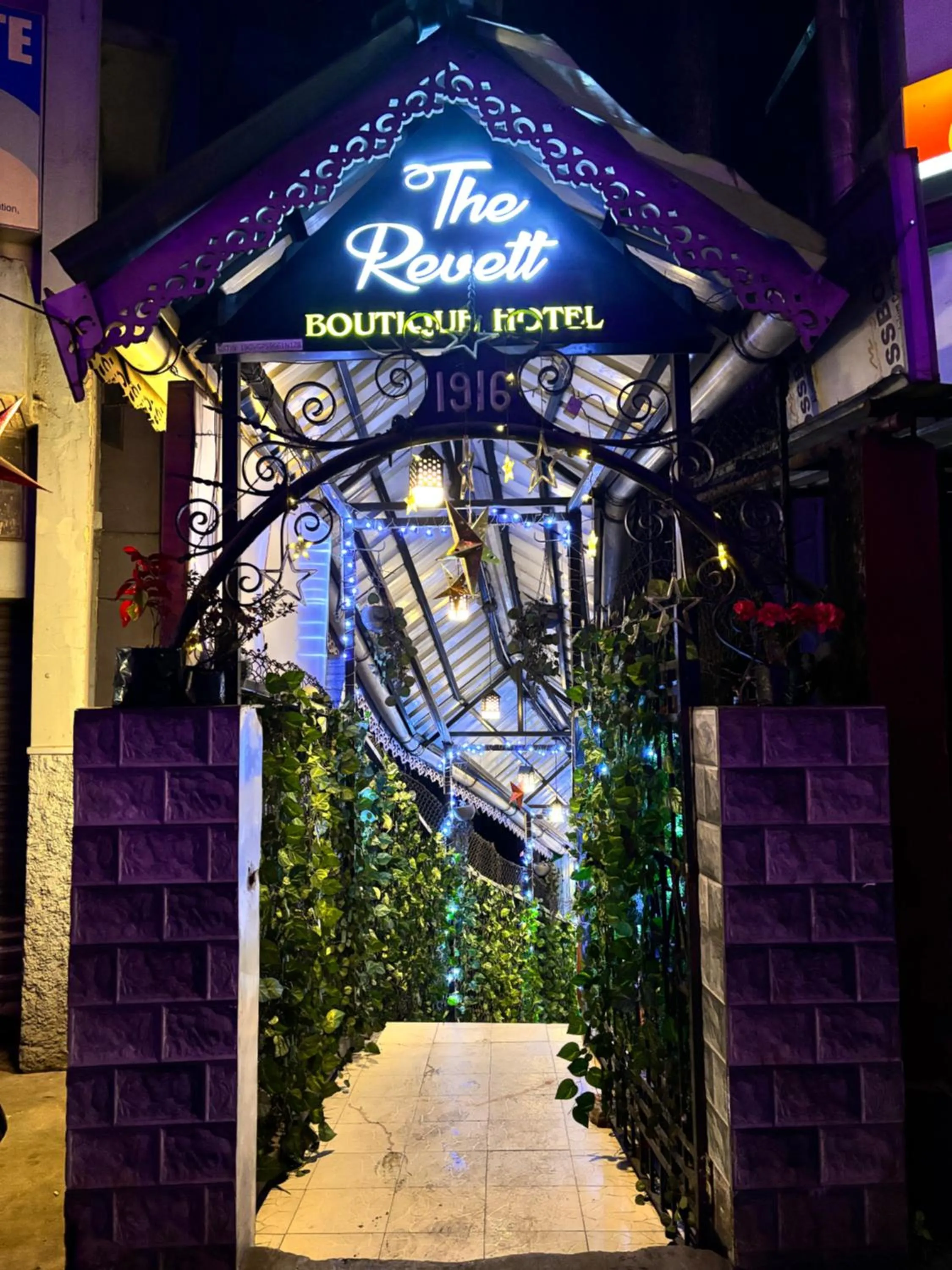 Facade/entrance in The Revett