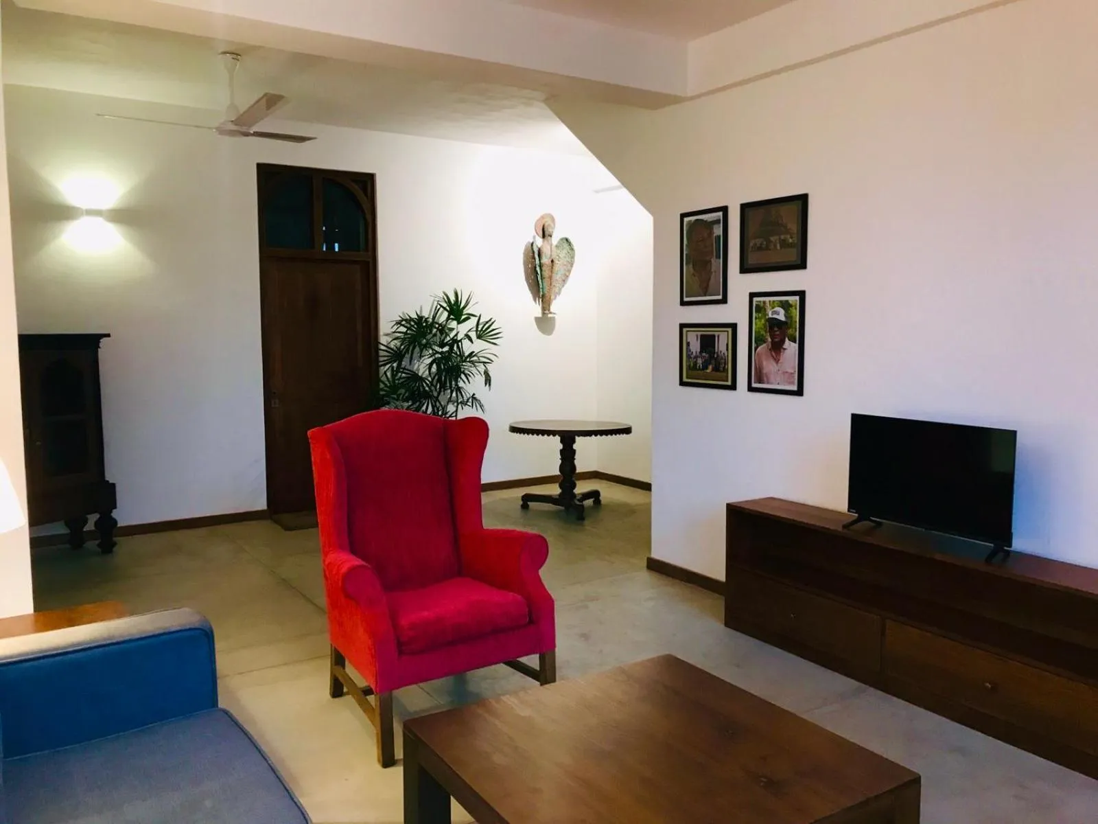 Communal lounge/ TV room in The Tea Library Hikkaduwa