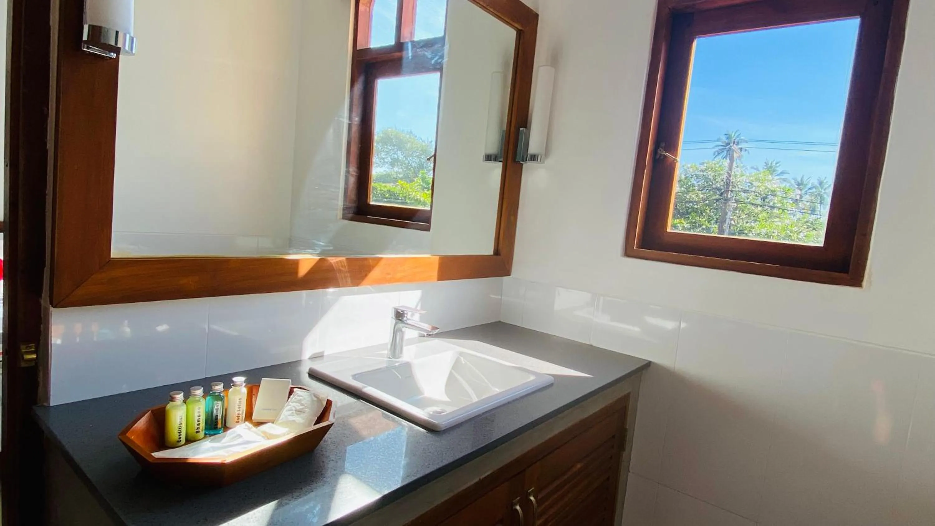 Bathroom in The Tea Library Hikkaduwa