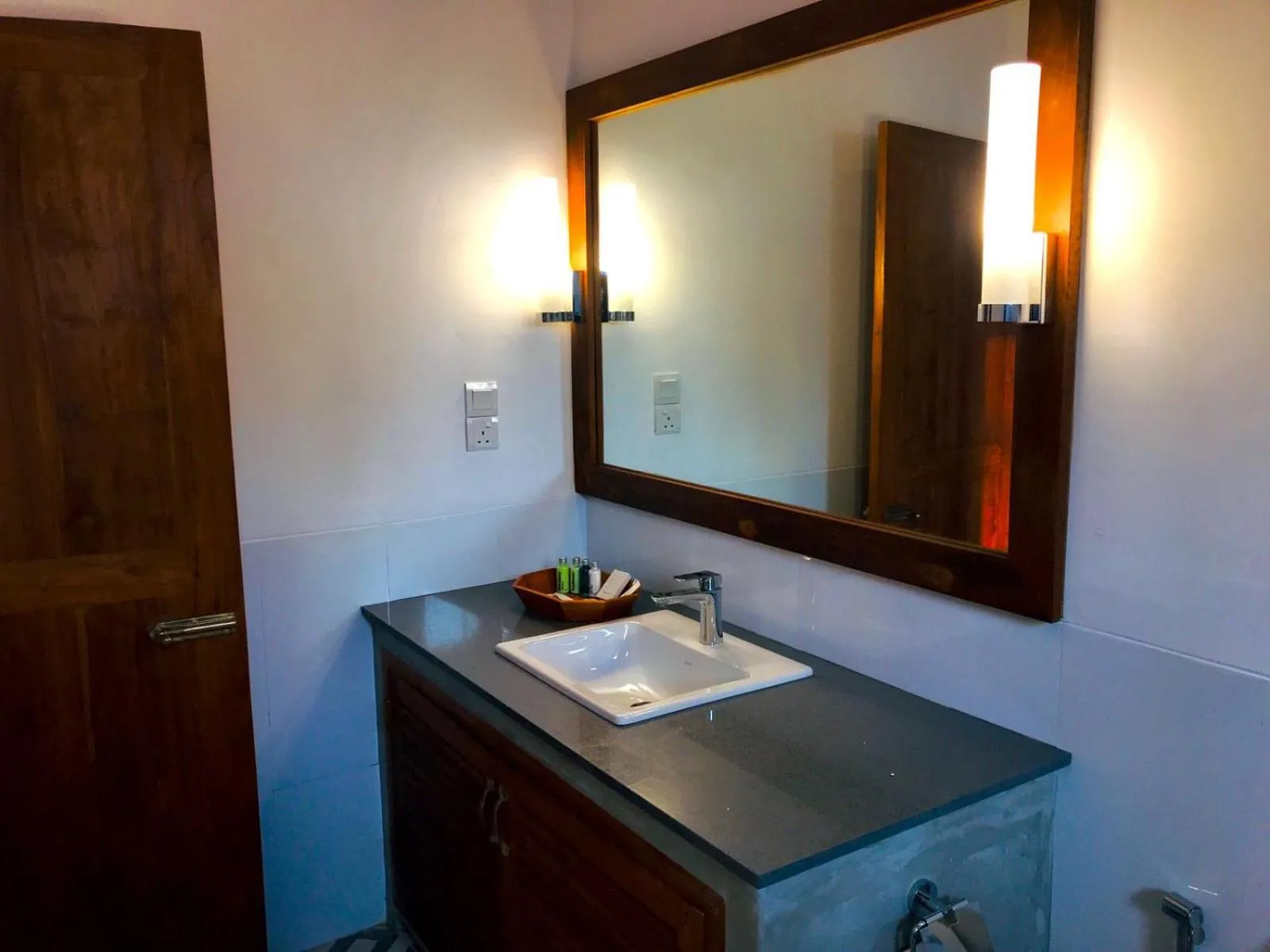 Bathroom in The Tea Library Hikkaduwa