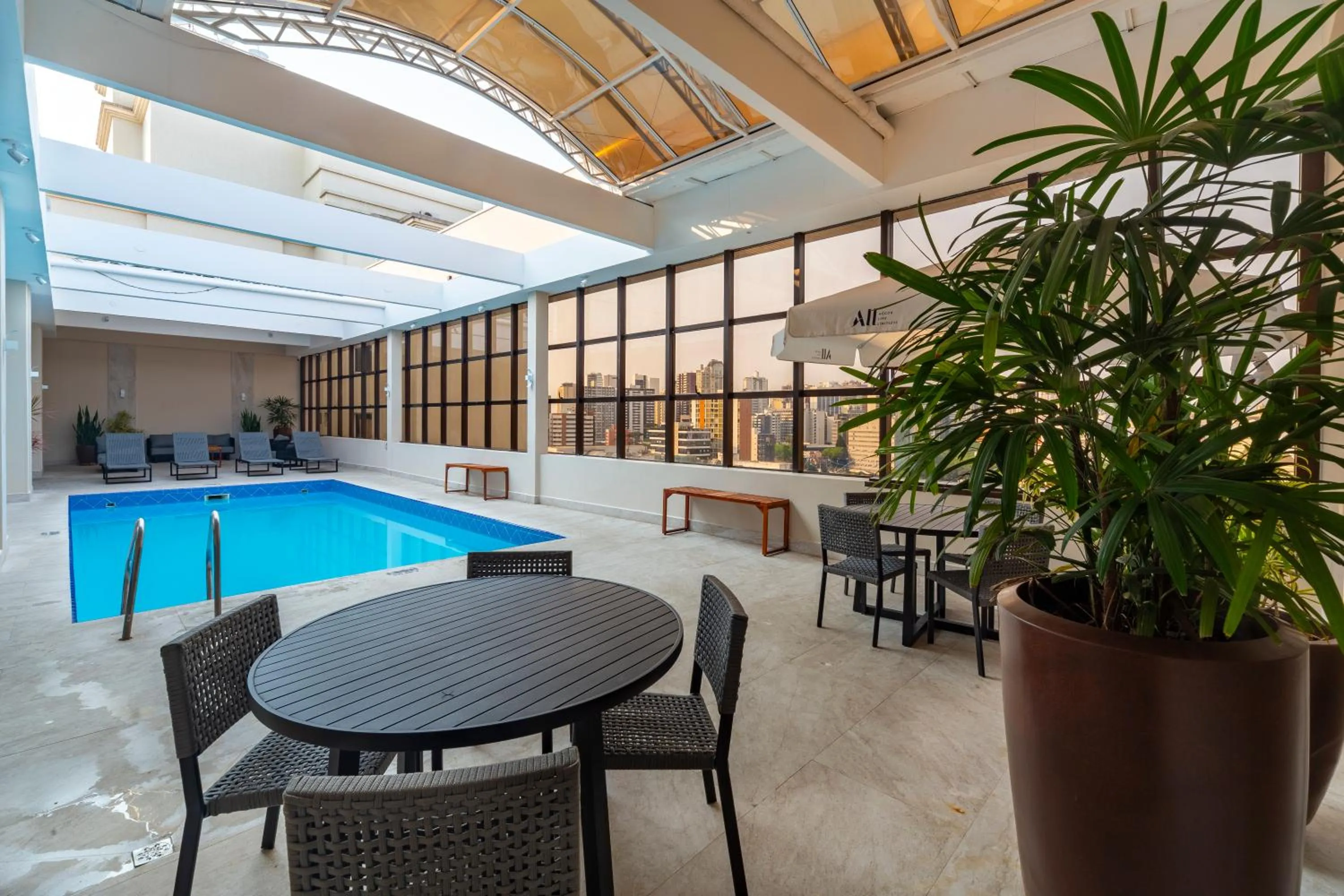 Swimming pool in Mercure Curitiba Golden