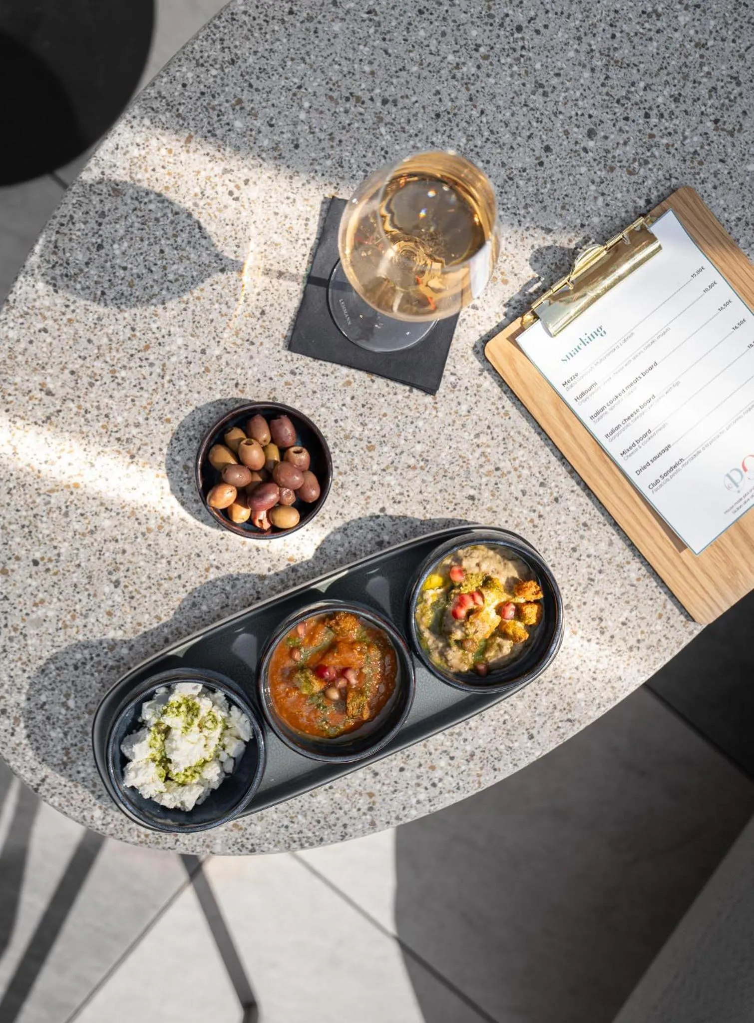 Lounge or bar in Radisson Hotel Reims