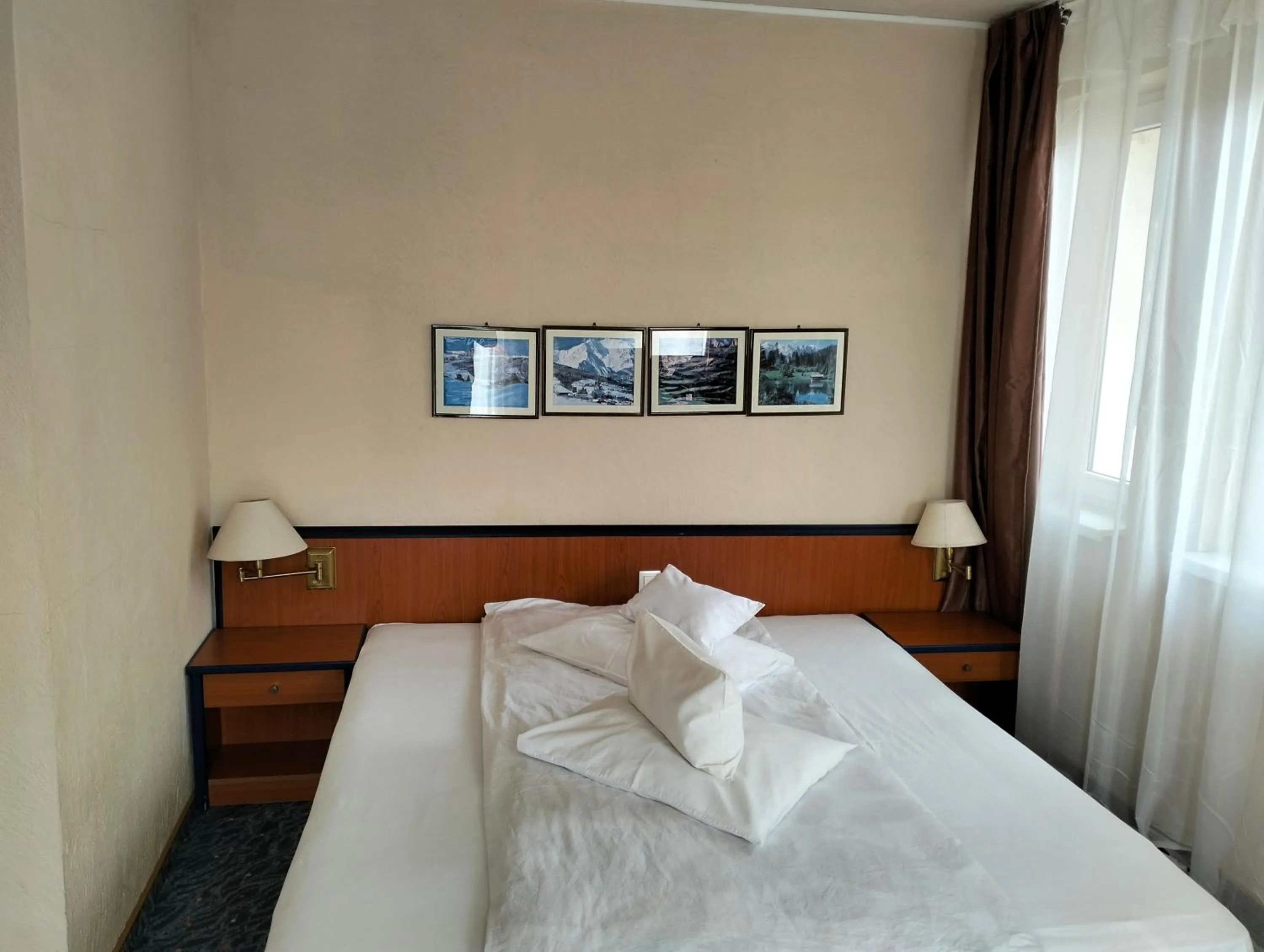 Bed in Pensiunea Cabana Art