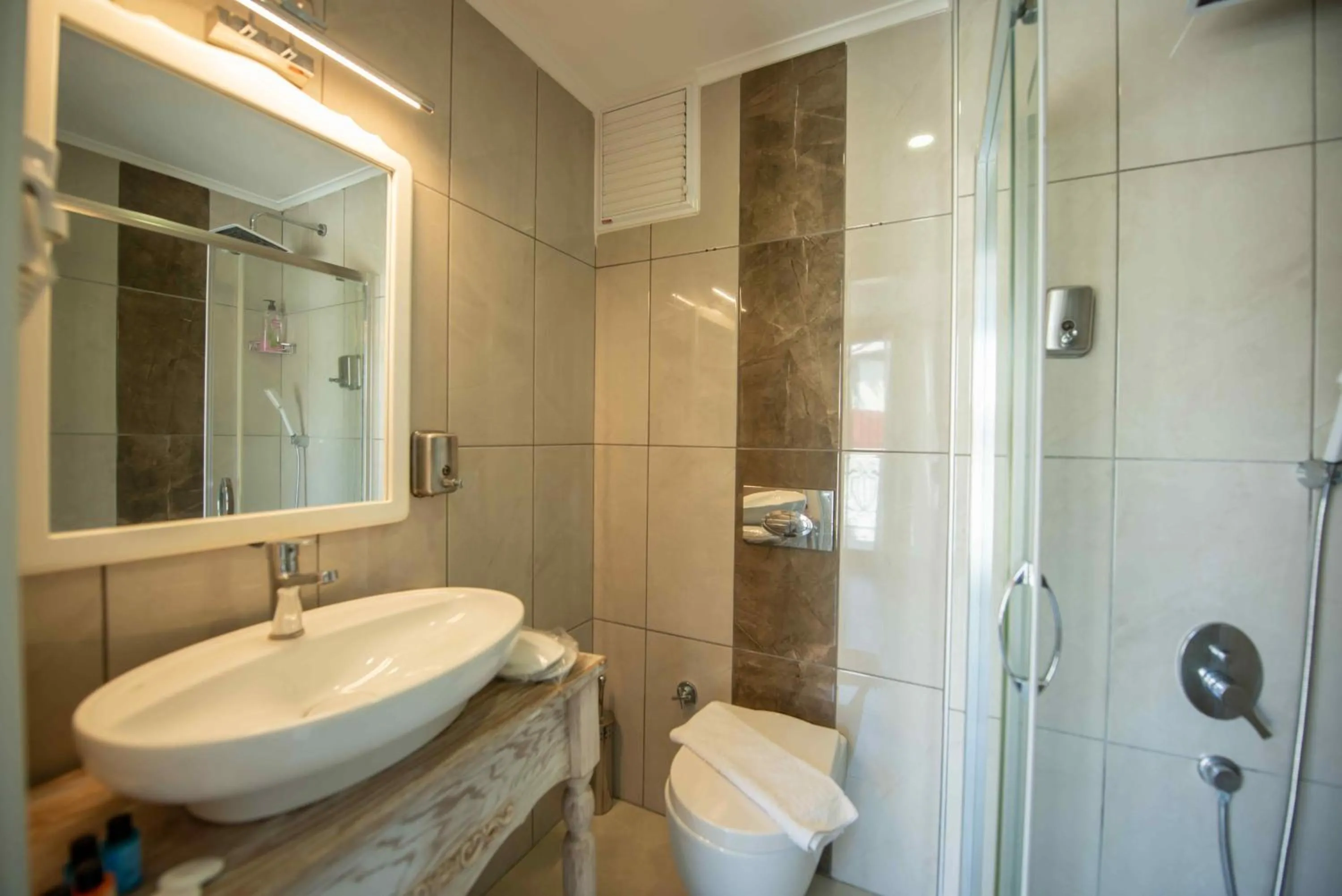 Bathroom in Cennet Life Hotel