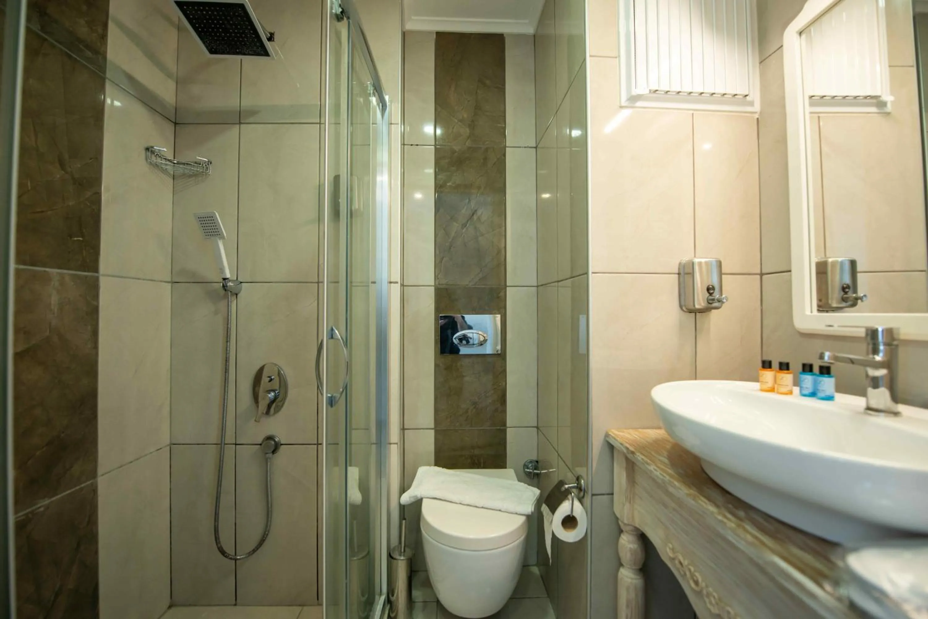 Shower in Cennet Life Hotel