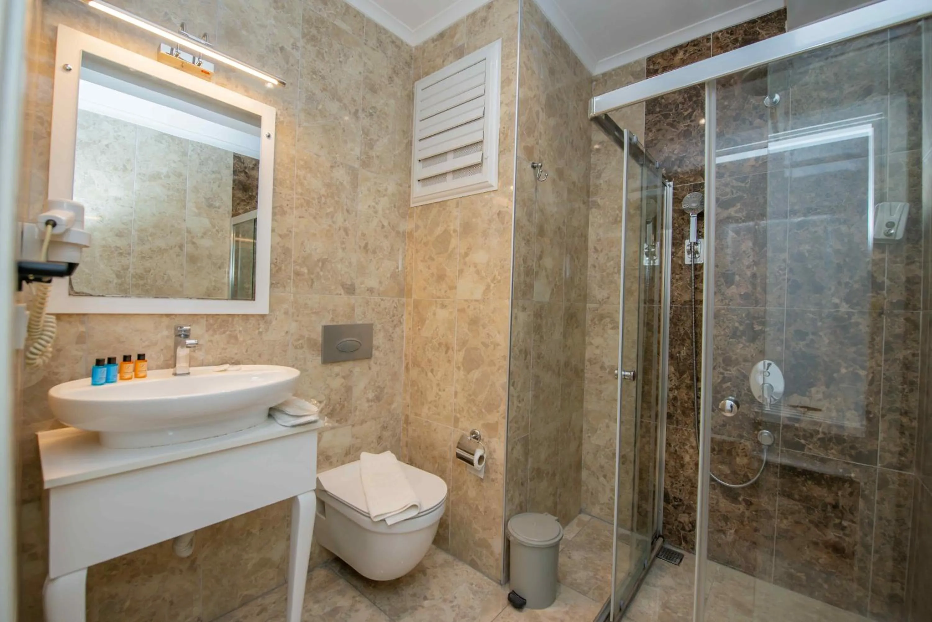 Shower in Cennet Life Hotel