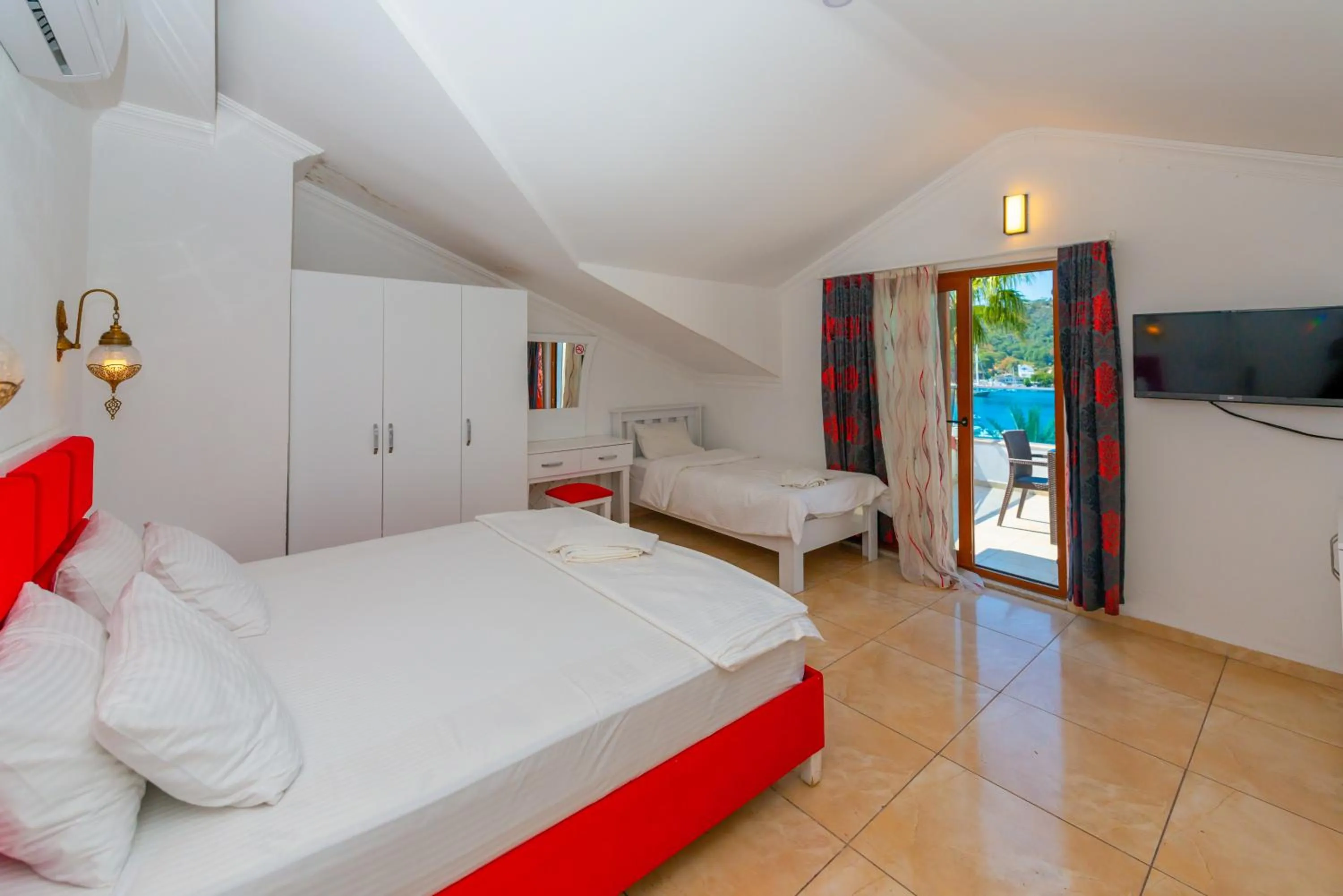 Photo of the whole room, Bed in Cennet Life Hotel