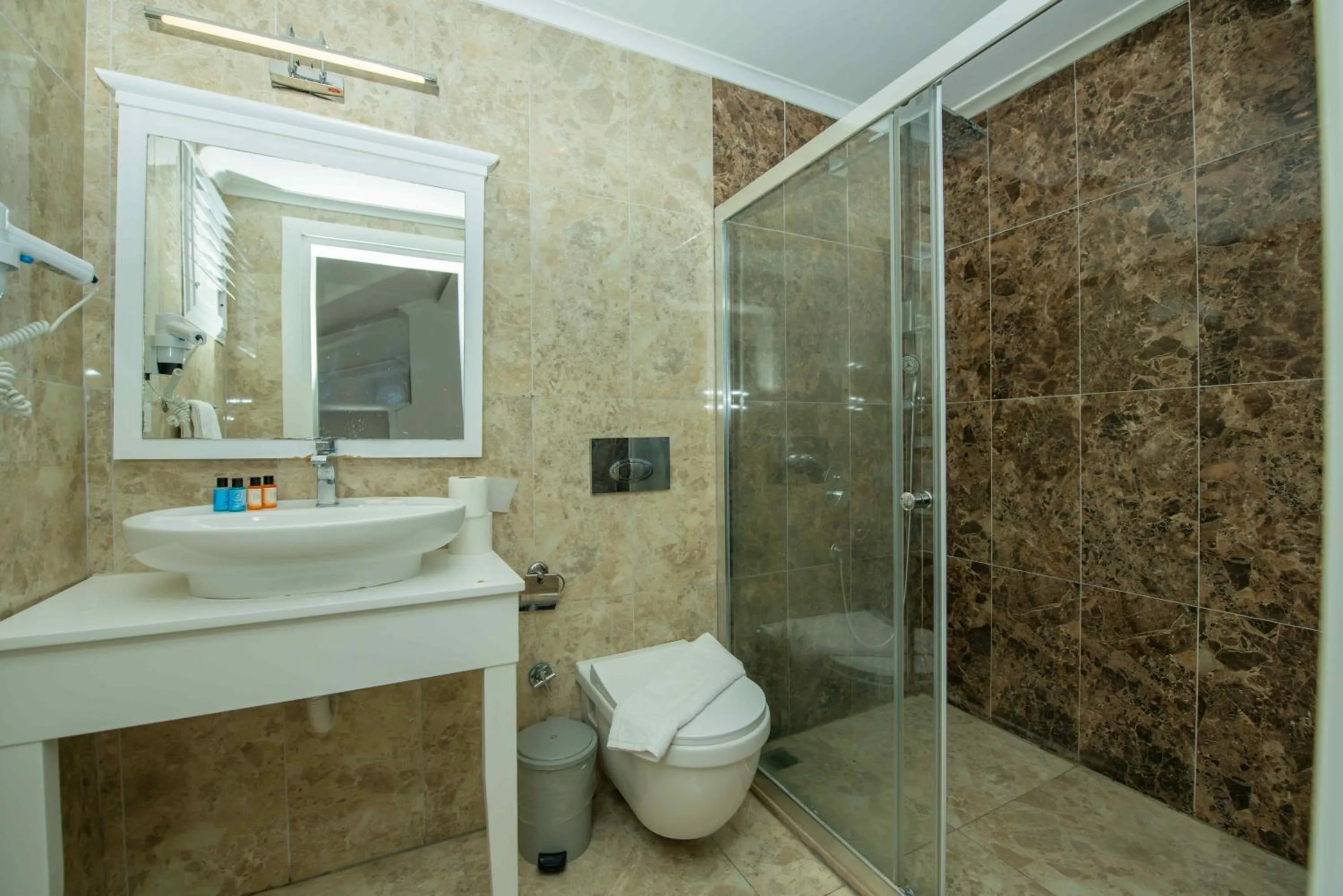 Shower in Cennet Life Hotel