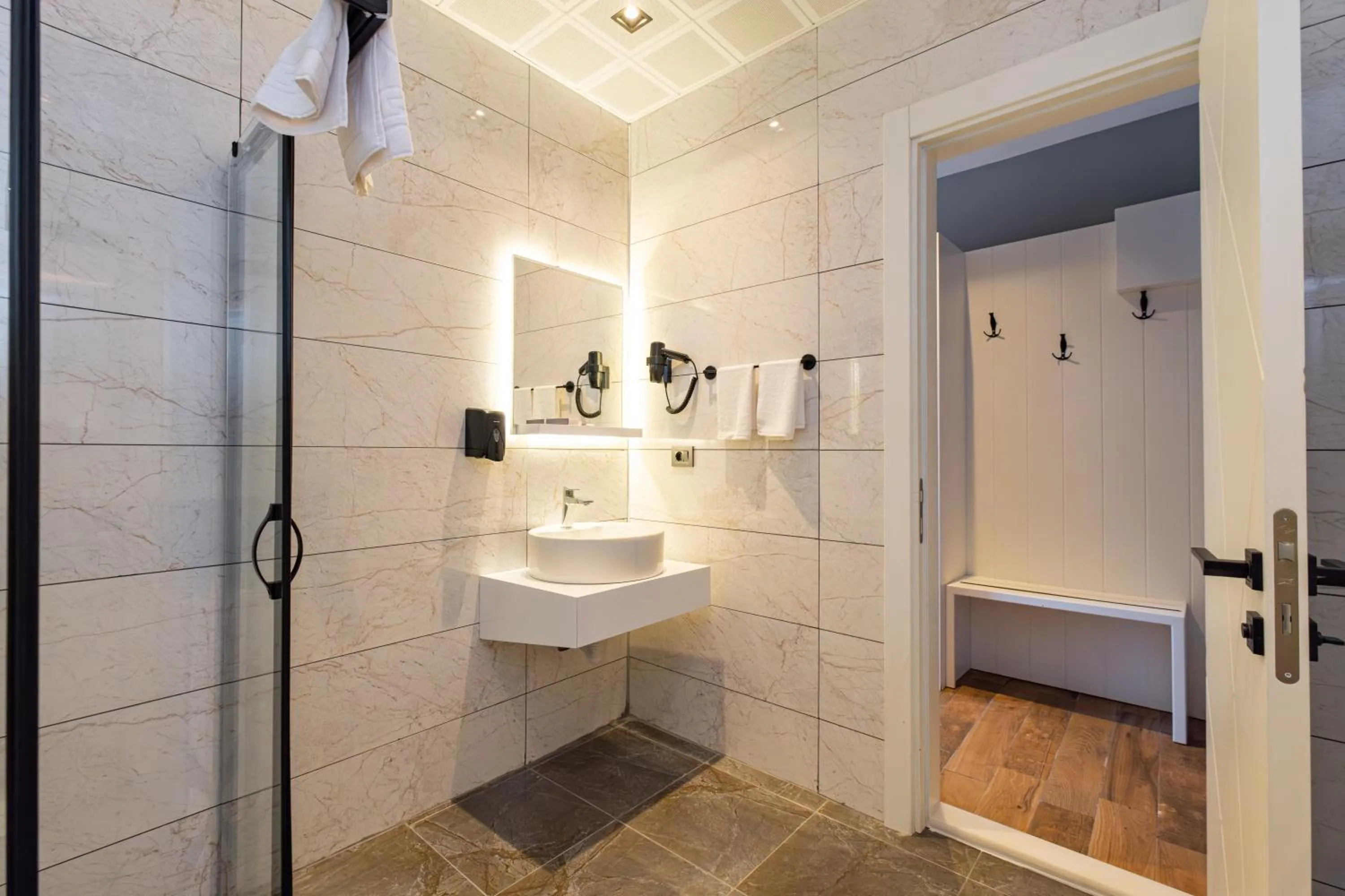 Shower in Hipodrom Hotel