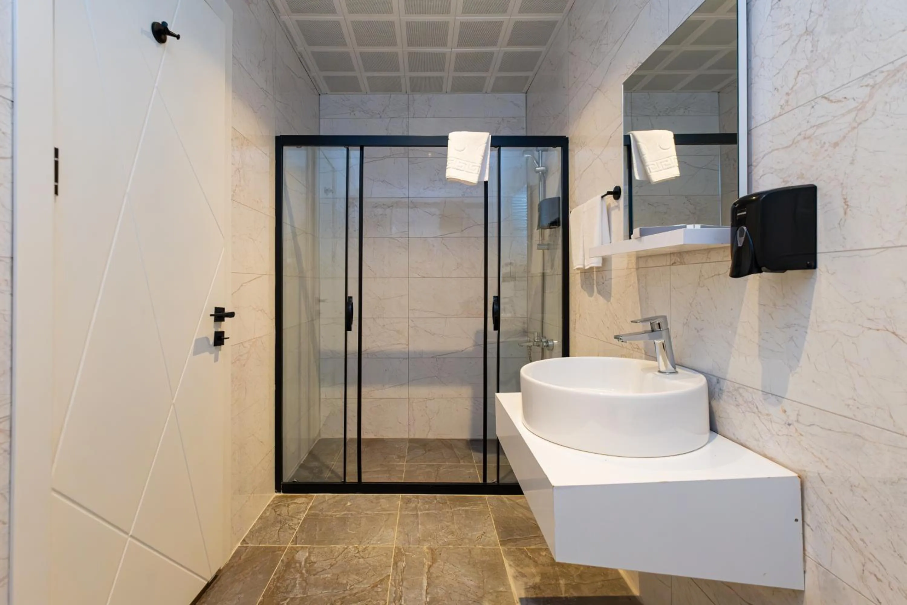 Bathroom in Hipodrom Hotel