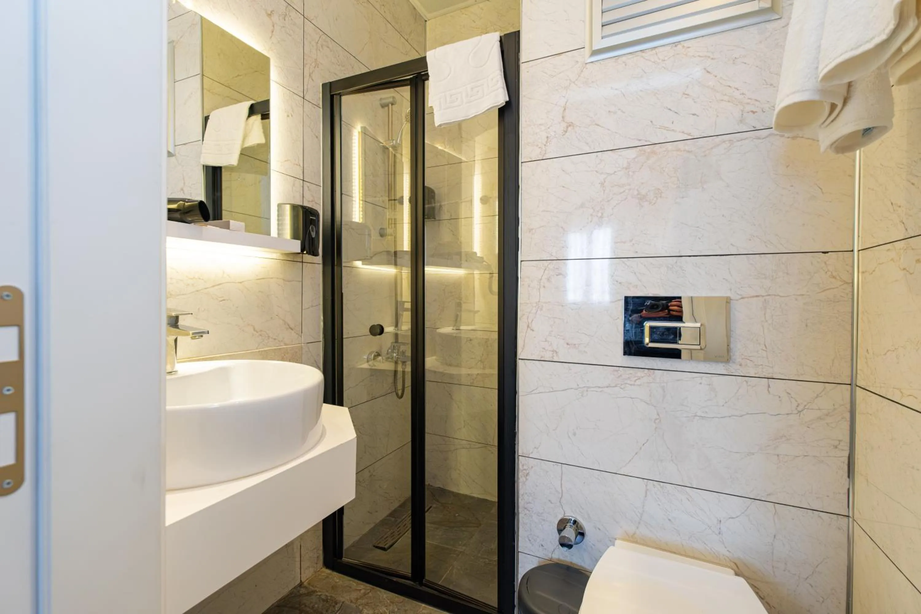 Shower in Hipodrom Hotel