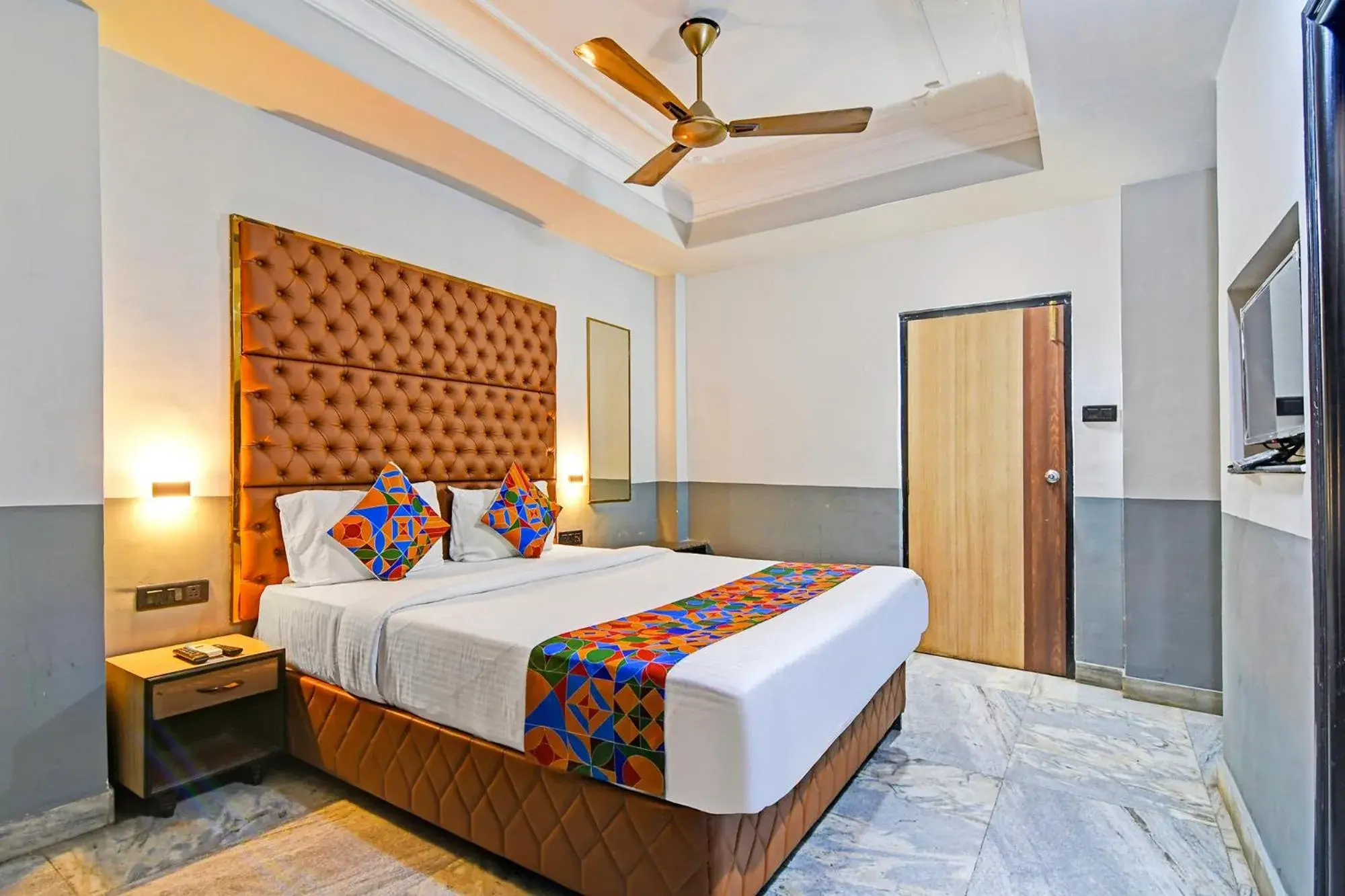 Deluxe Room - single occupancy in FabHotel Gulshan International - Nr Peter Cat Park Street Deluxe Room - single occupancy in FabHotel Gulshan International - Nr Peter Cat Park Street