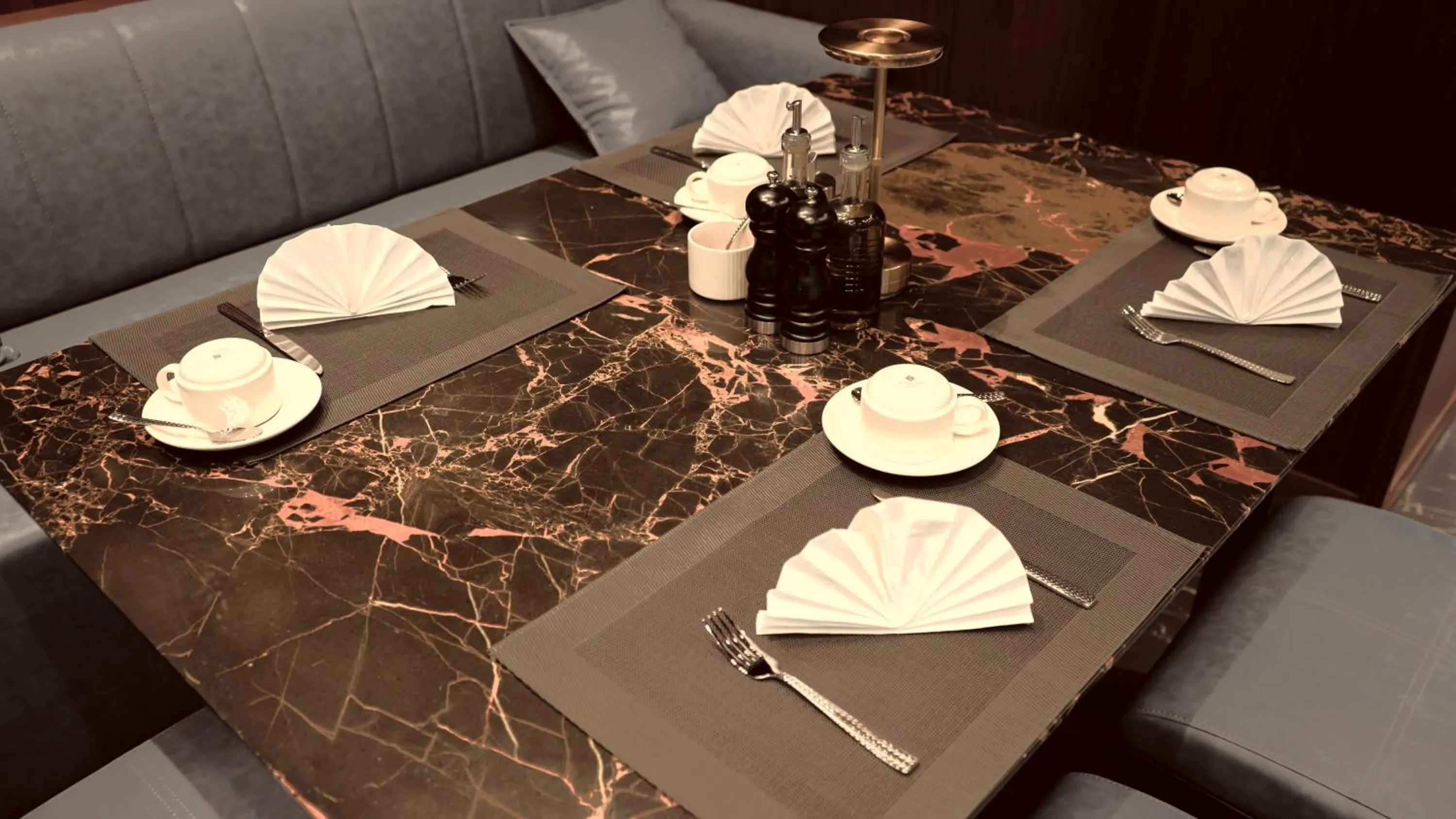 Restaurant/places to eat in Bellman Hotel