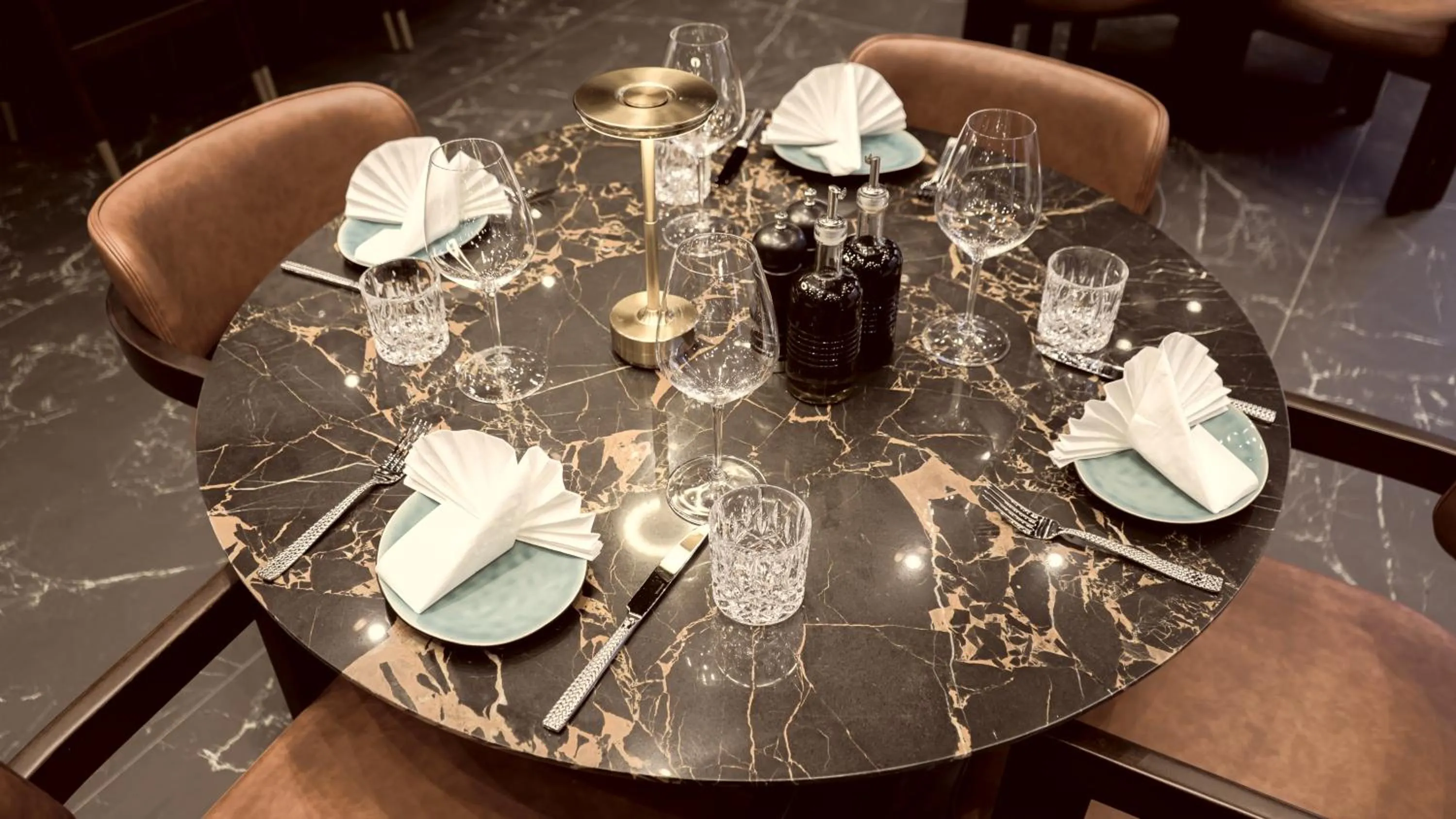 Restaurant/places to eat in Bellman Hotel