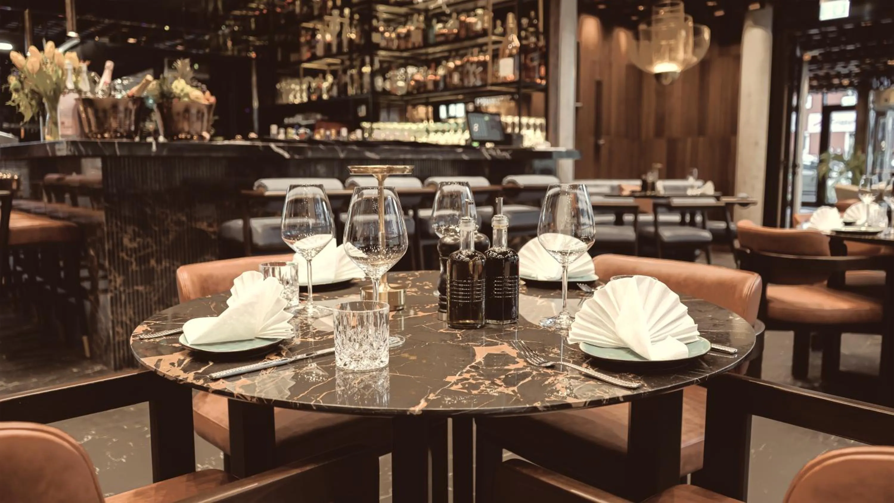 Restaurant/places to eat in Bellman Hotel