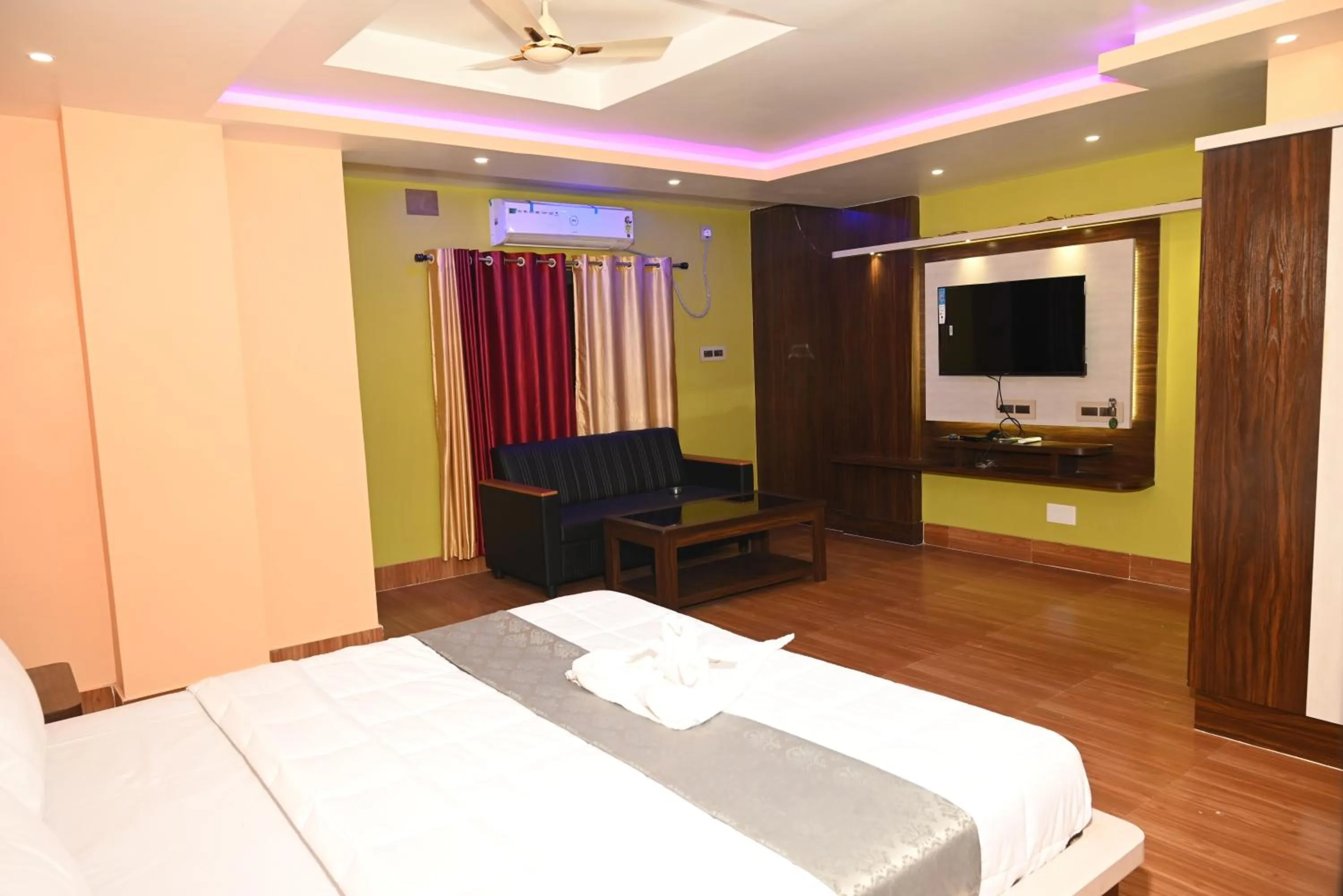 Bedroom, Bed in Hotel Tulusi Inn ! Bolpur, Shantiniketan ! Luxury Feel In Budget