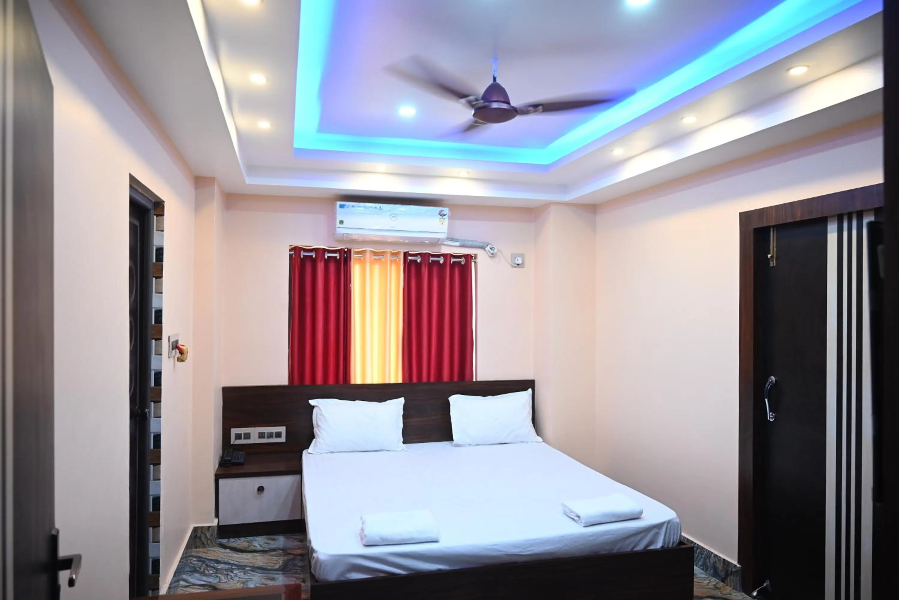 Bed in Hotel Tulusi Inn ! Bolpur, Shantiniketan ! Luxury Feel In Budget