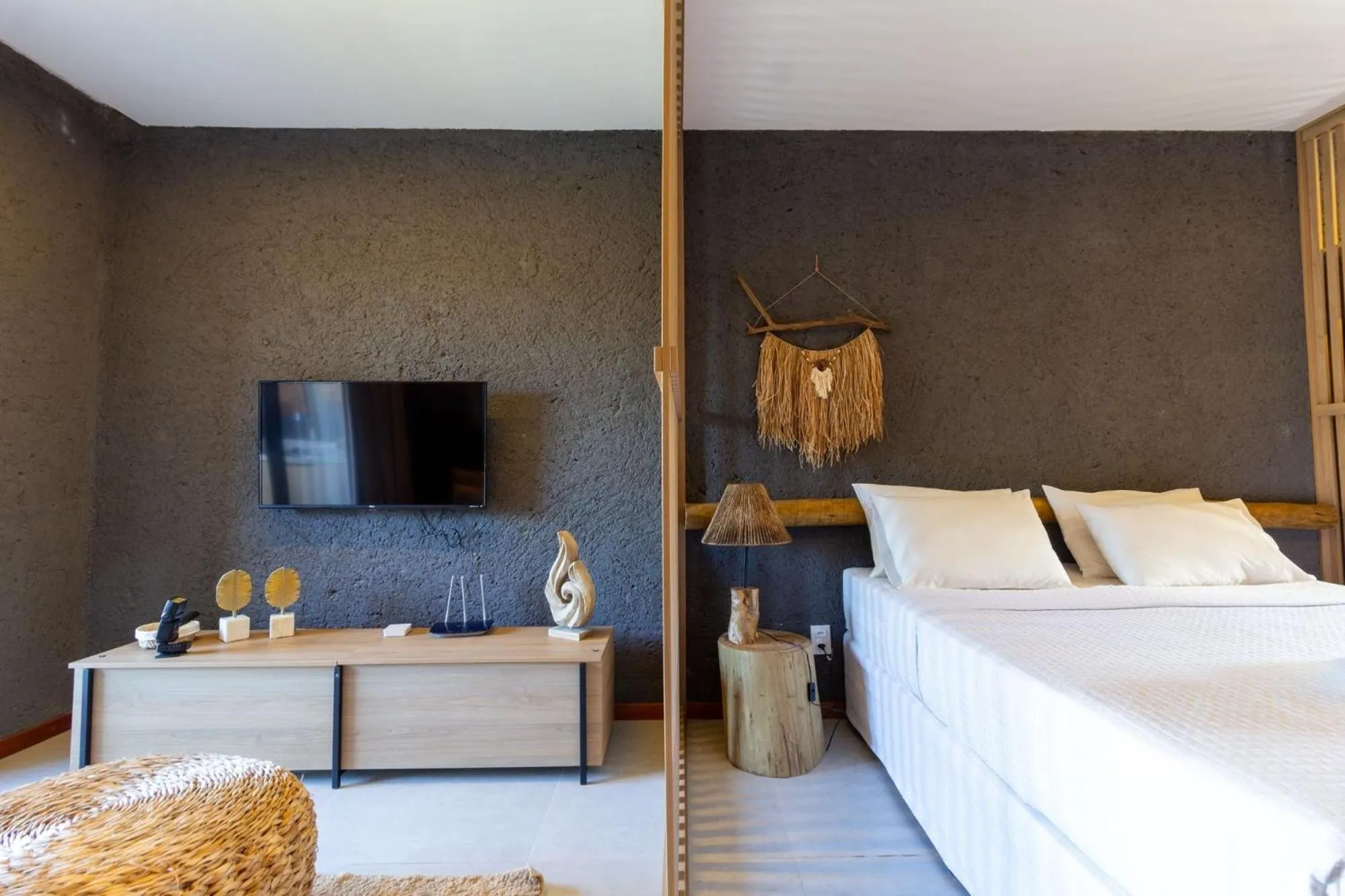 Seating area, Bed in Villas Manatee Milagres por Quarto à Vista