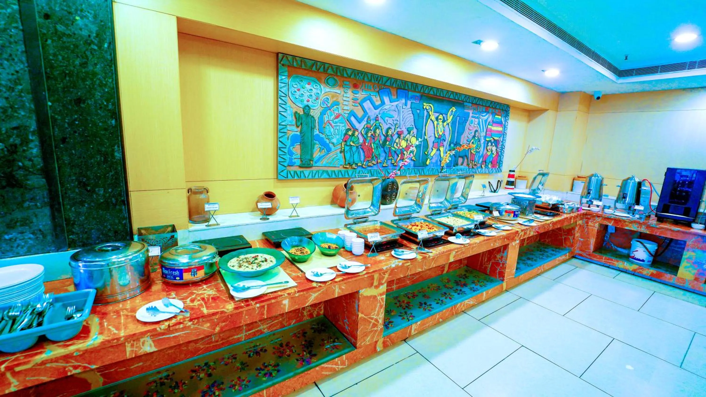 Restaurant/places to eat in Hotel the Plaza