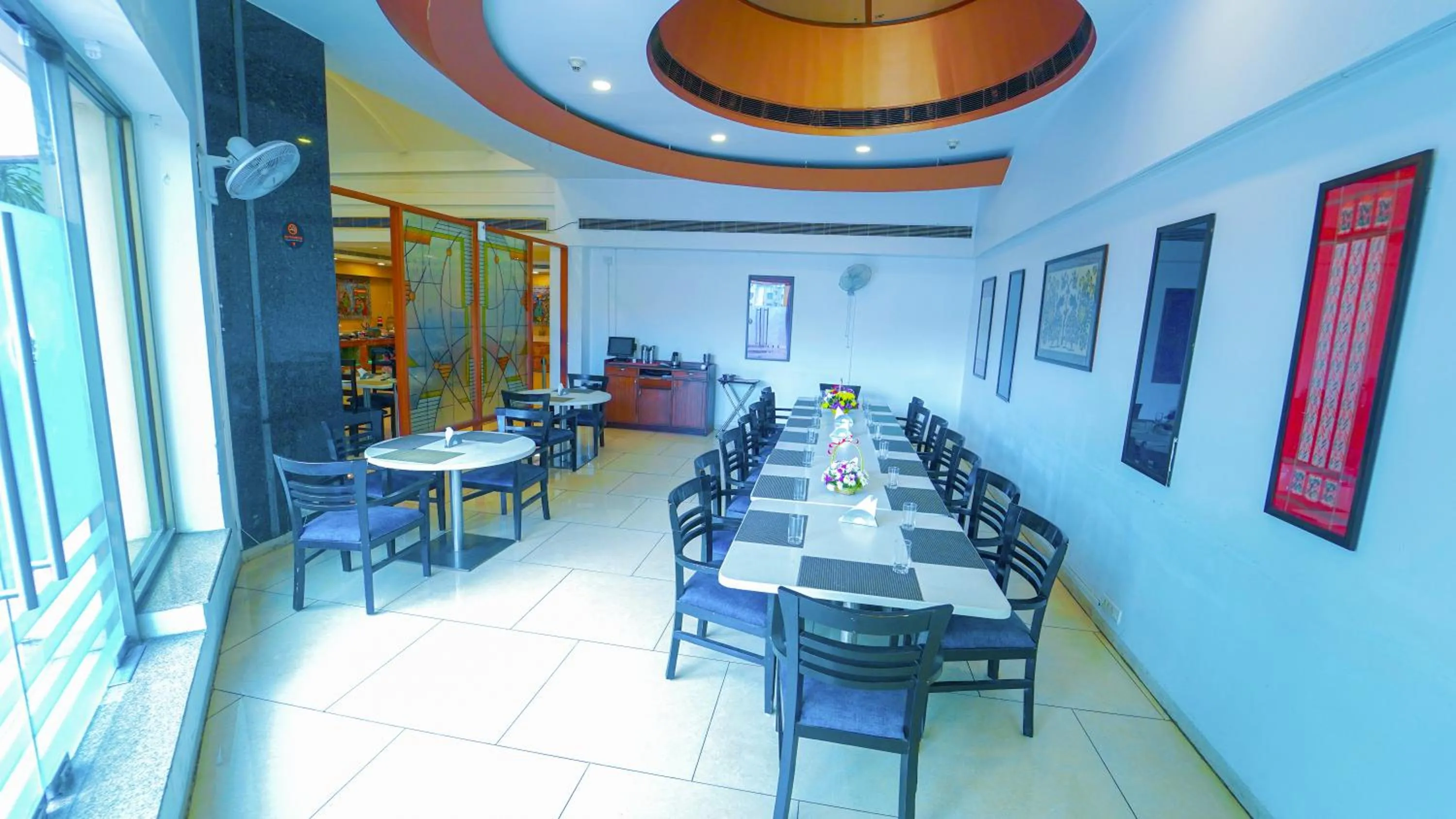 Restaurant/places to eat in Hotel the Plaza