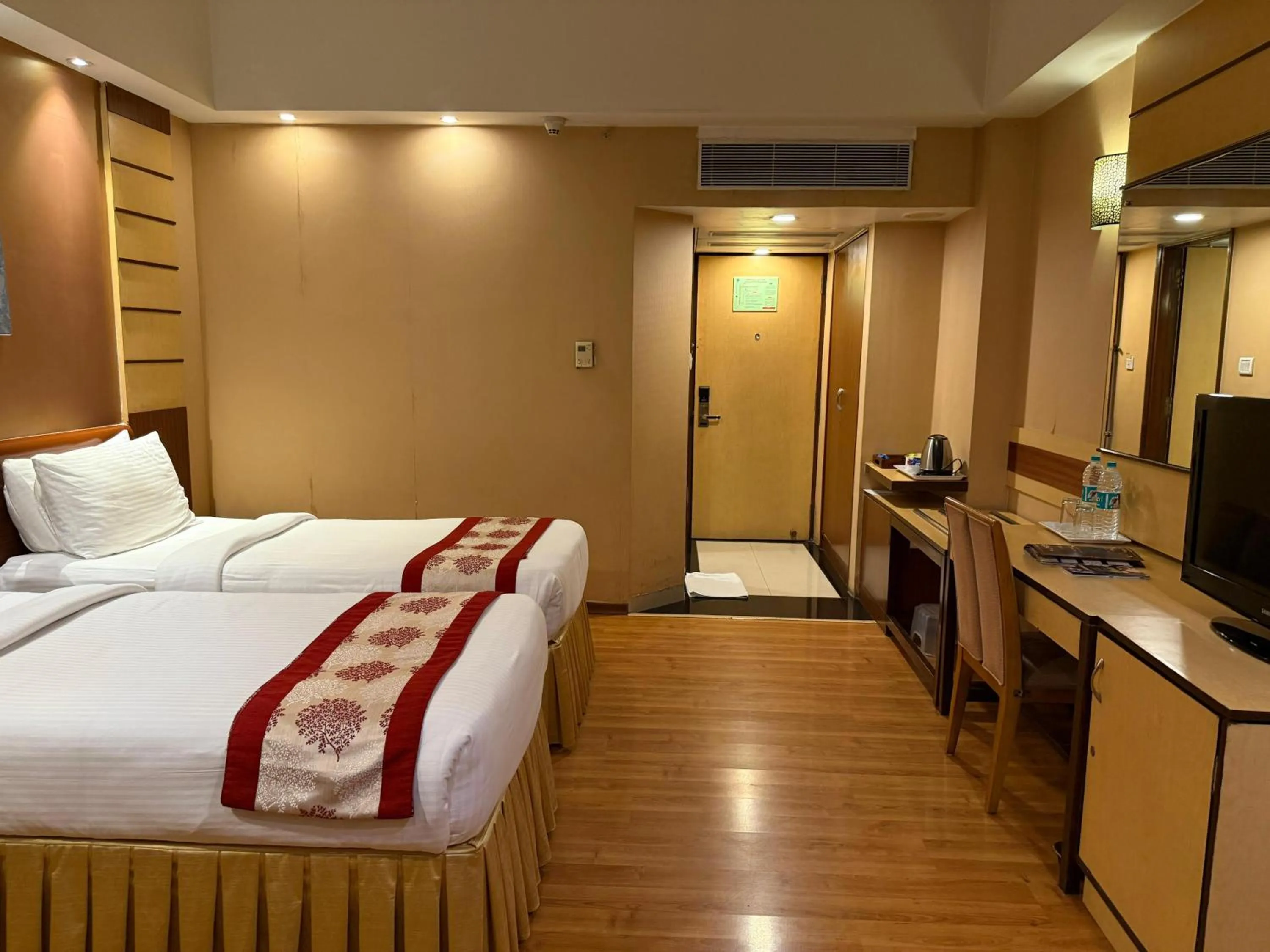 Bathroom, Bed in Hotel the Plaza