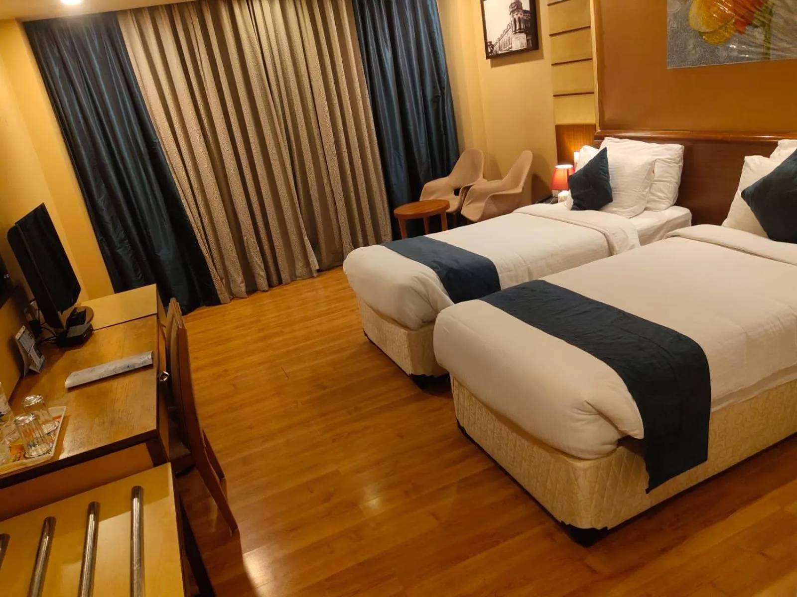 Photo of the whole room, Bed in Hotel the Plaza