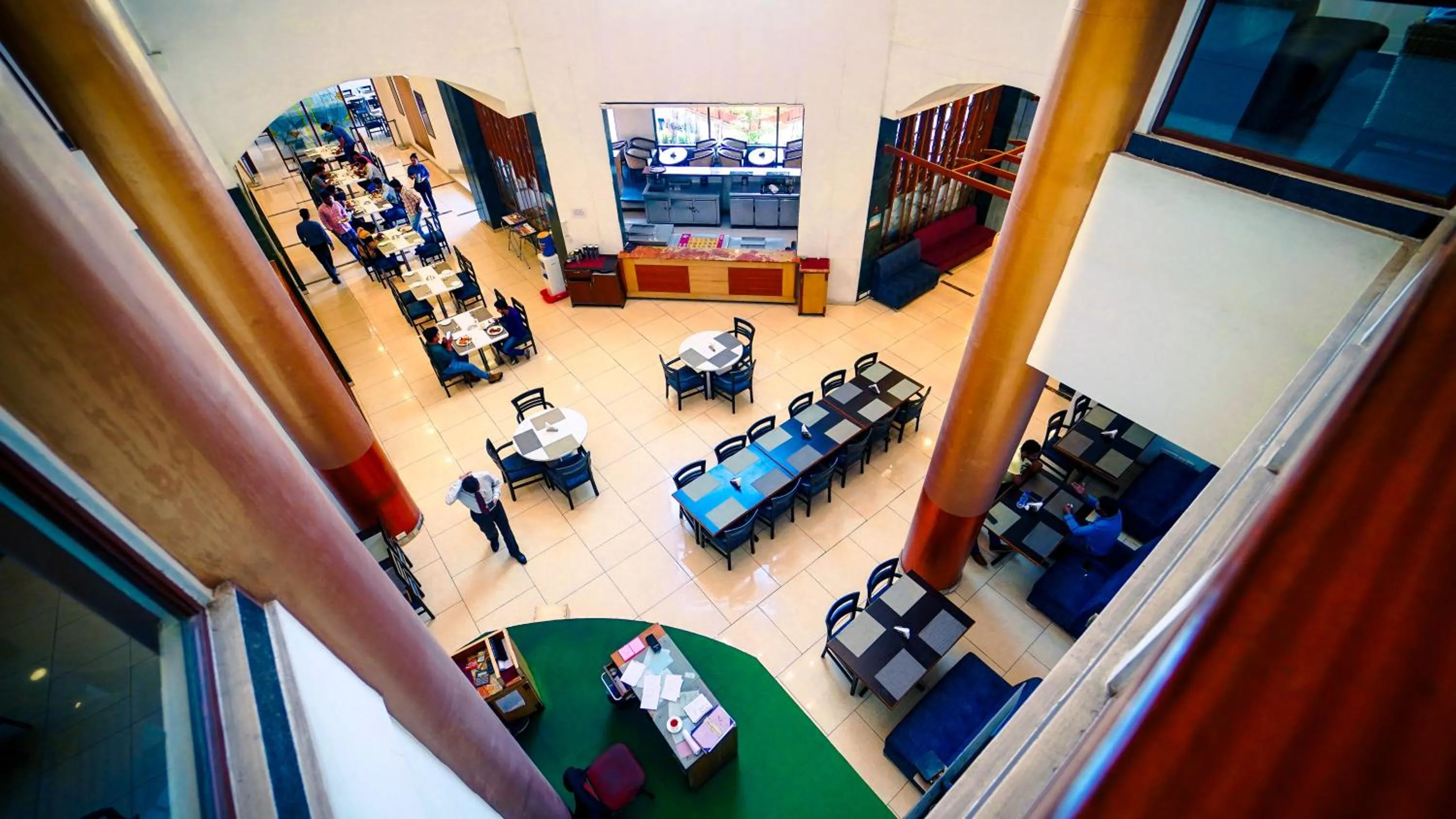 Restaurant/places to eat in Hotel the Plaza