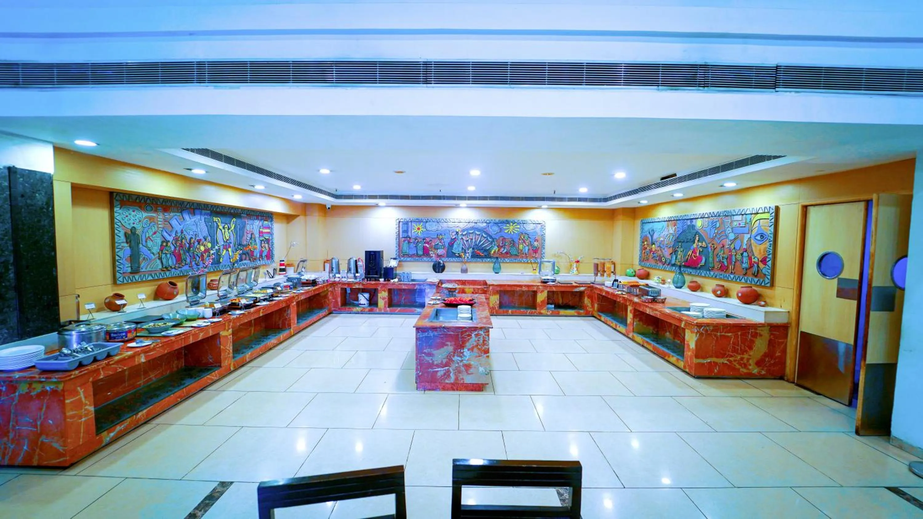 Restaurant/places to eat in Hotel the Plaza