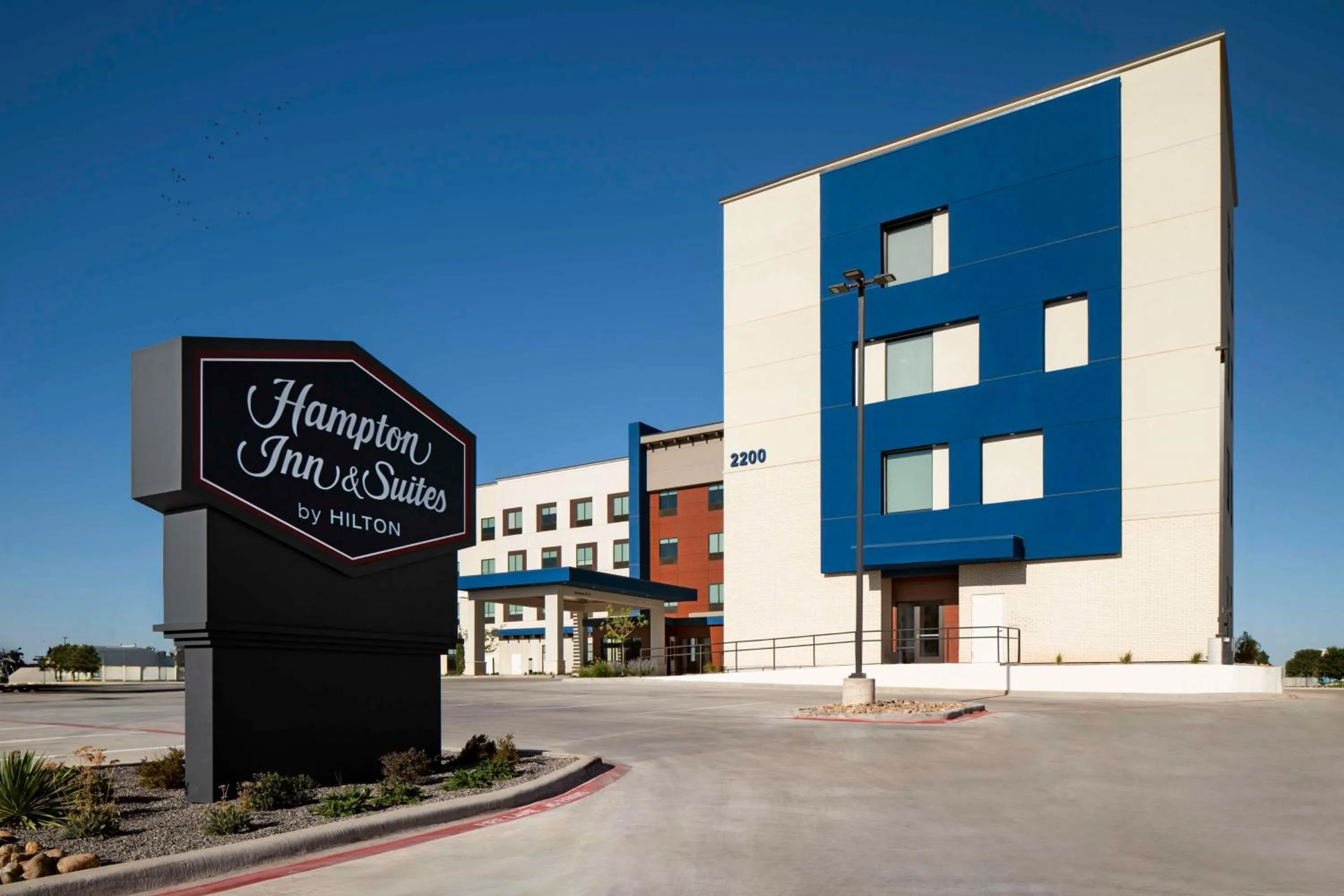 Property building in Hampton Inn & Suites Amarillo West