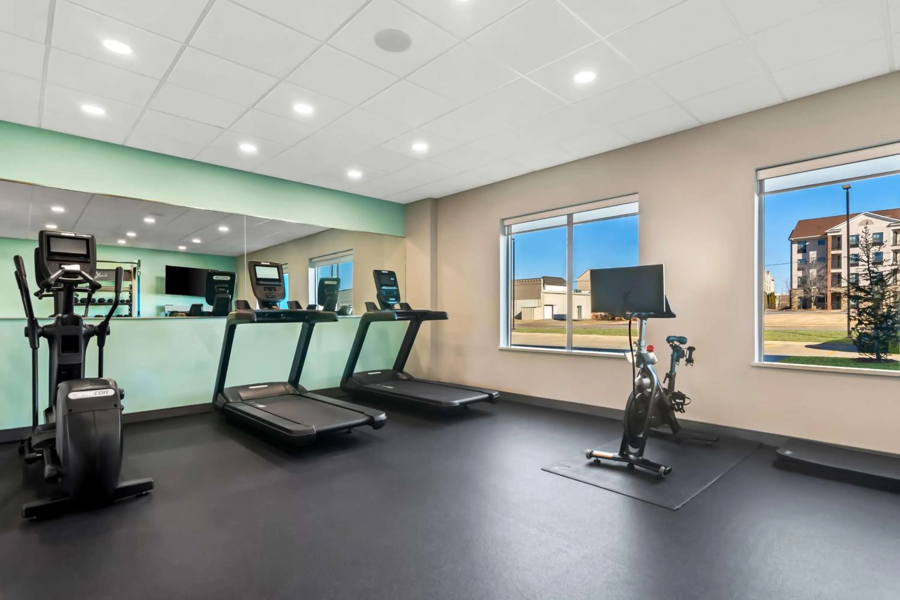 Fitness centre/facilities in Tru By Hilton Rogers Bentonville