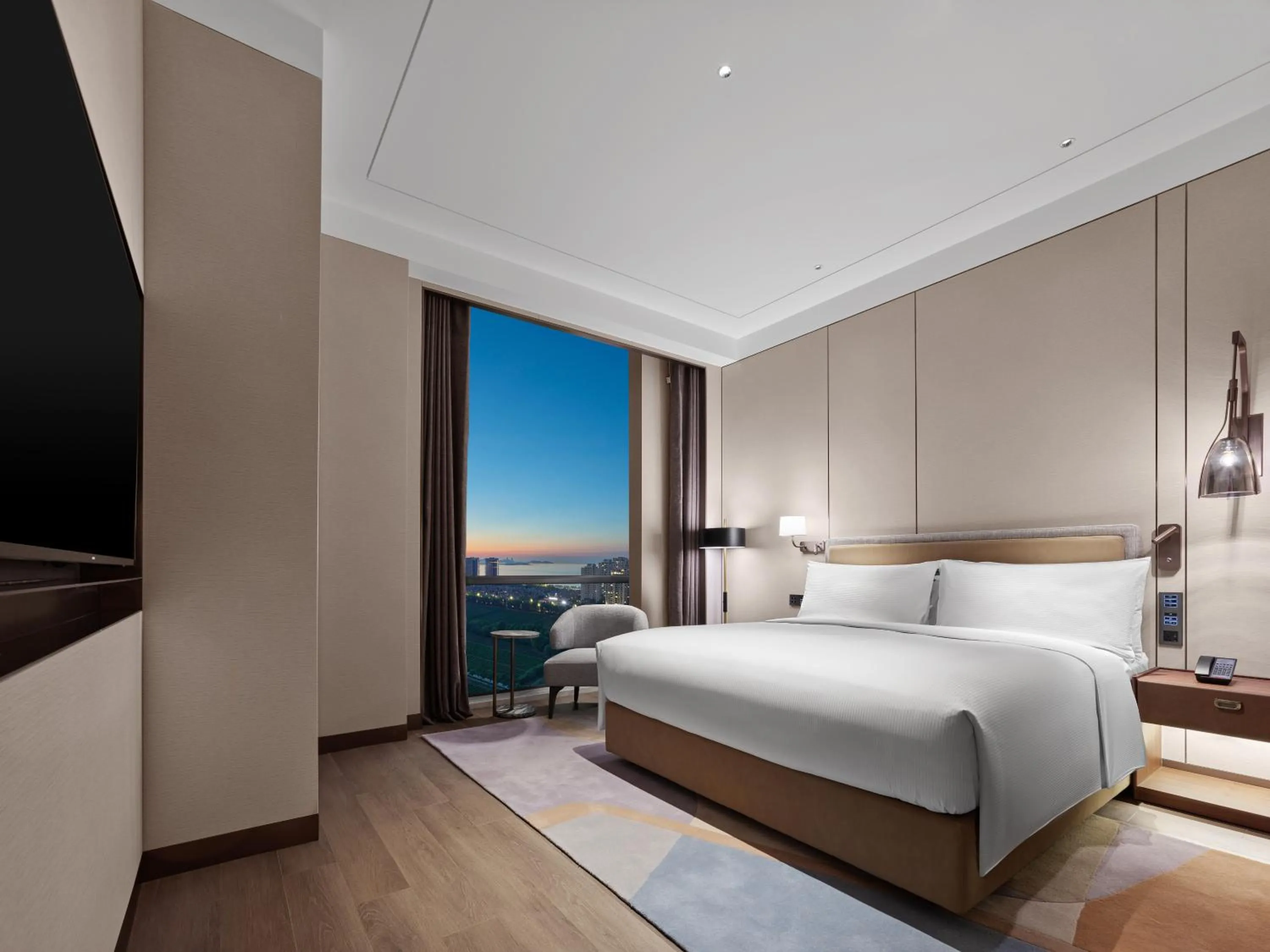 Bedroom, Bed in Doubletree By Hilton Yantai Golden Coast Hotel & Suites