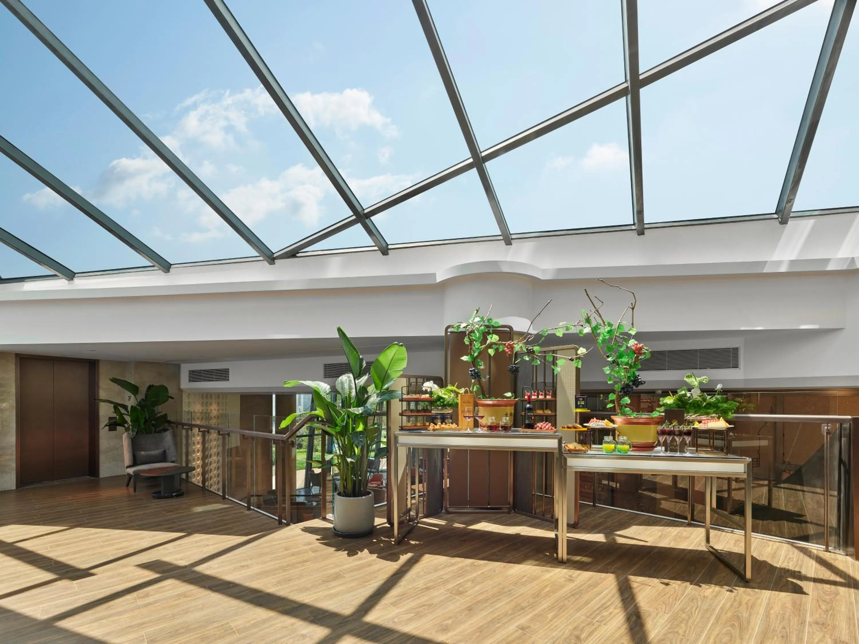 Seating area in Doubletree By Hilton Yantai Golden Coast Hotel & Suites