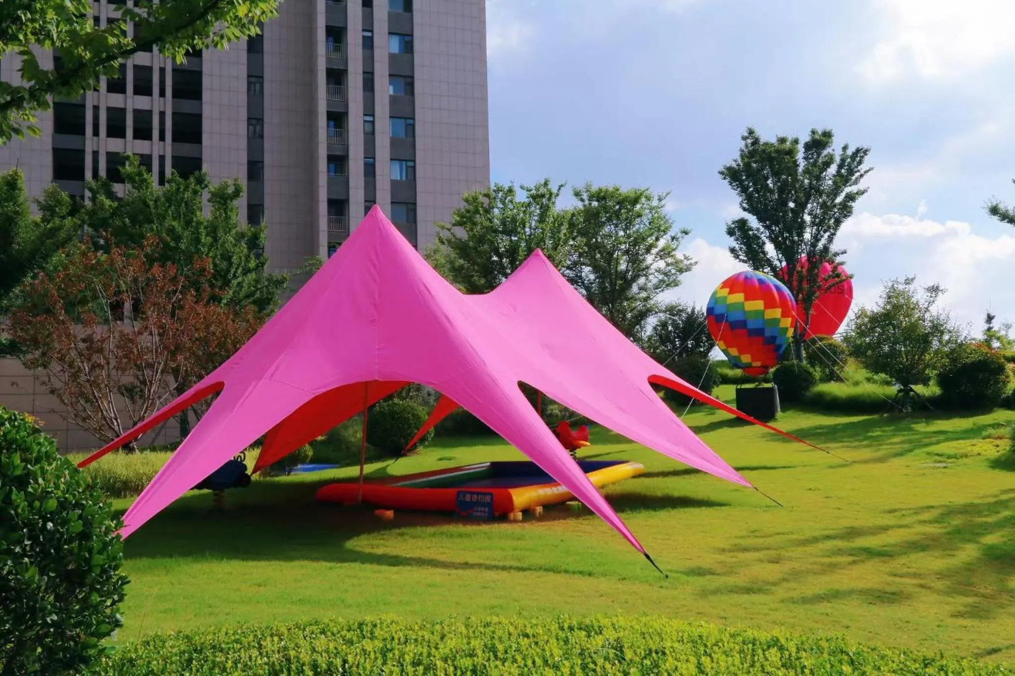 Garden in Doubletree By Hilton Yantai Golden Coast Hotel & Suites