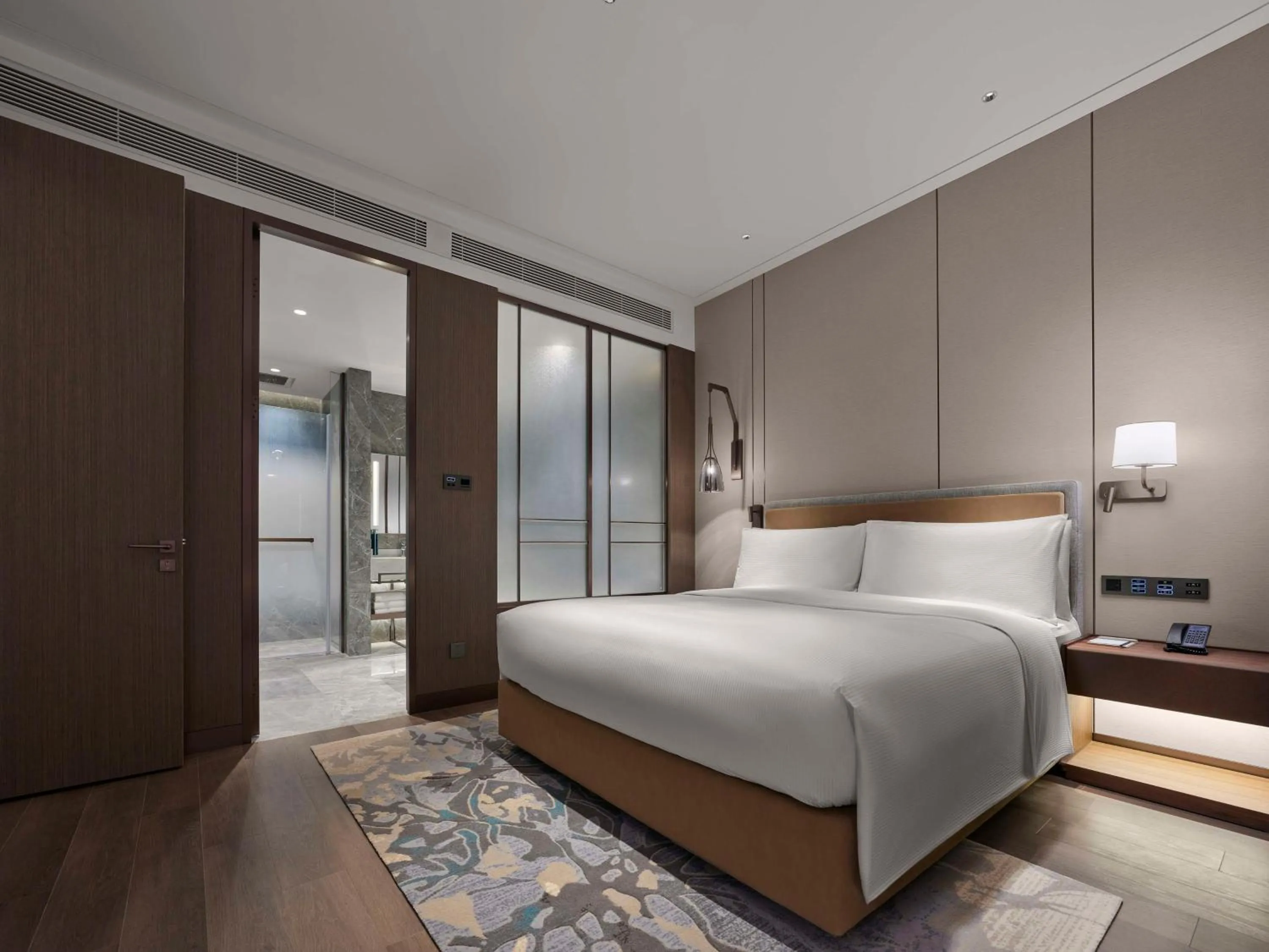 Bed in Doubletree By Hilton Yantai Golden Coast Hotel & Suites