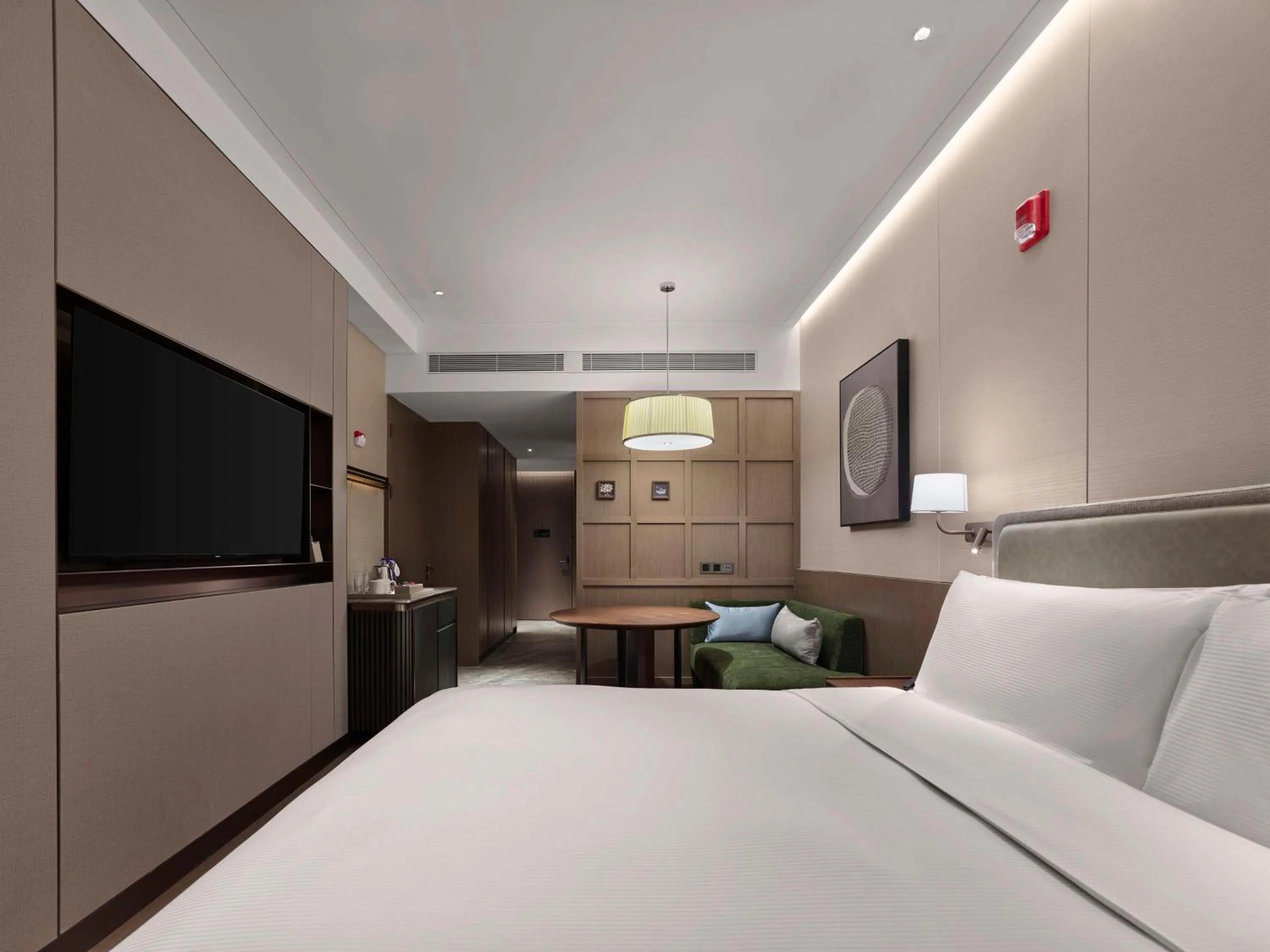 Living room, Bed in Doubletree By Hilton Yantai Golden Coast Hotel & Suites