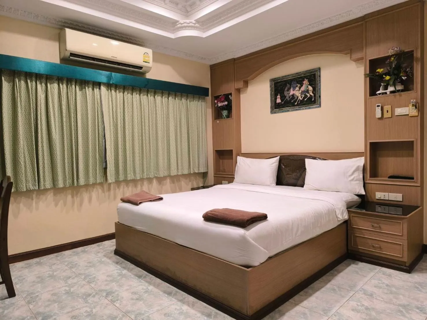 Bed in La Casa South Pattaya Hotel