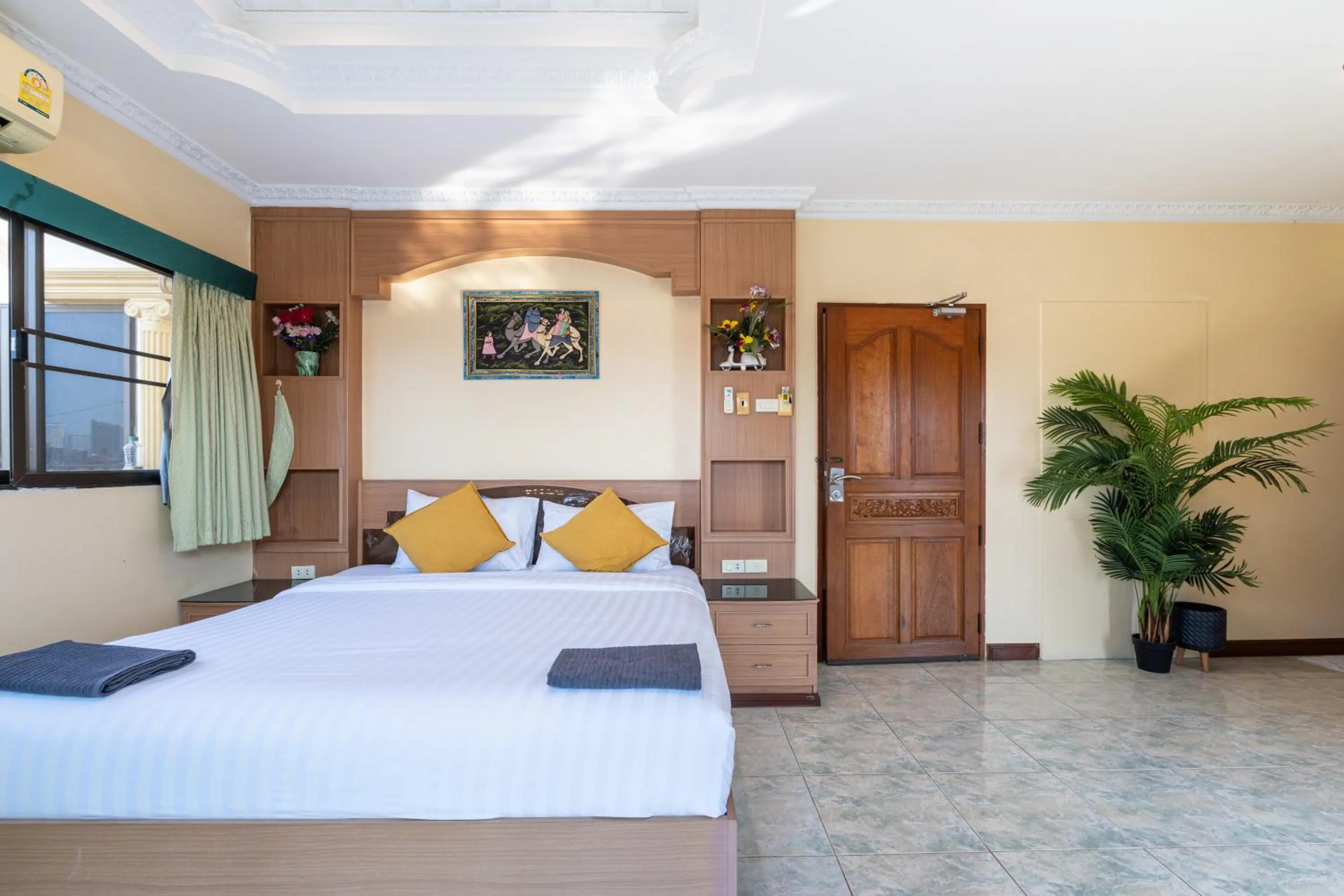 Bed in La Casa South Pattaya Hotel