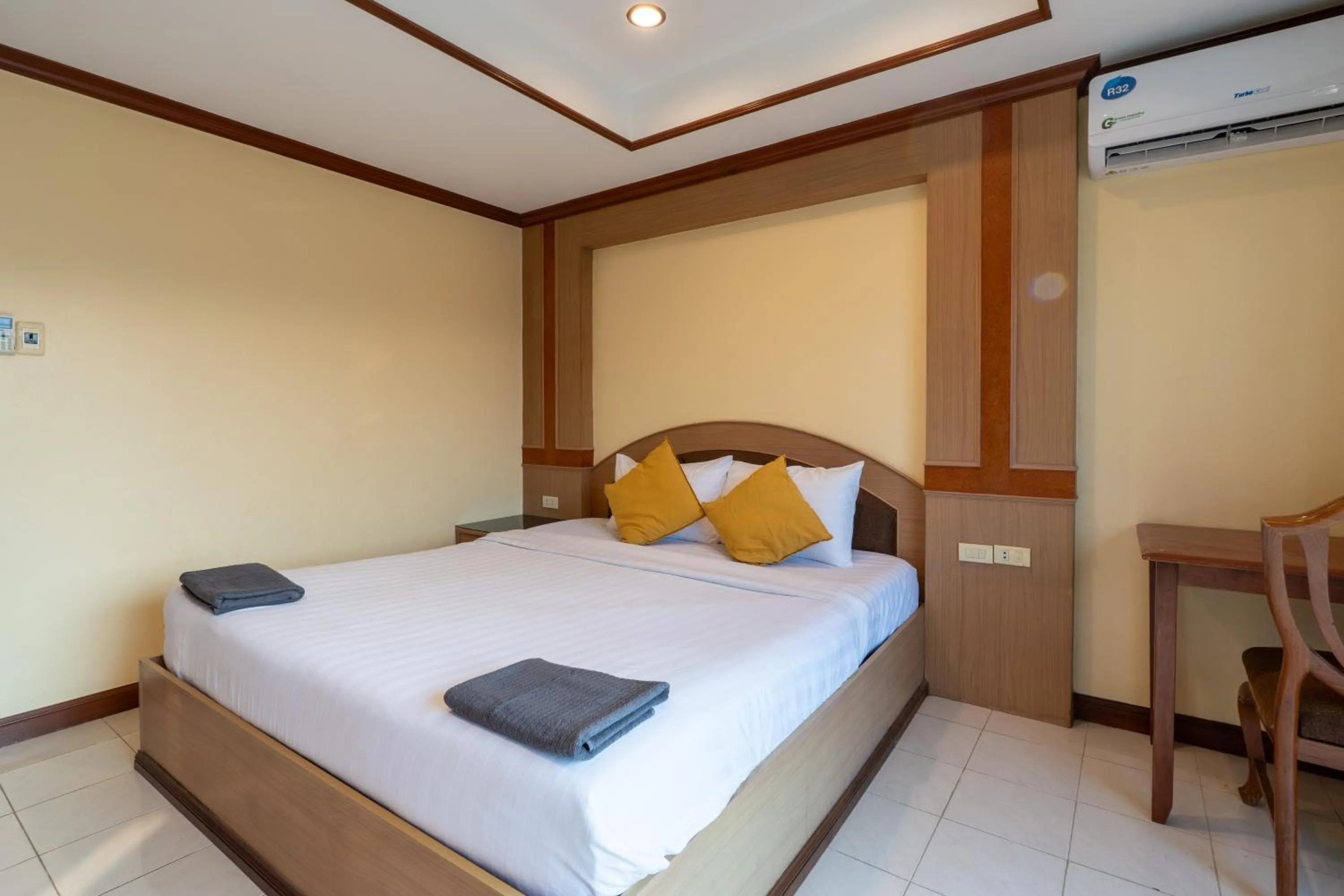 Bed in La Casa South Pattaya Hotel