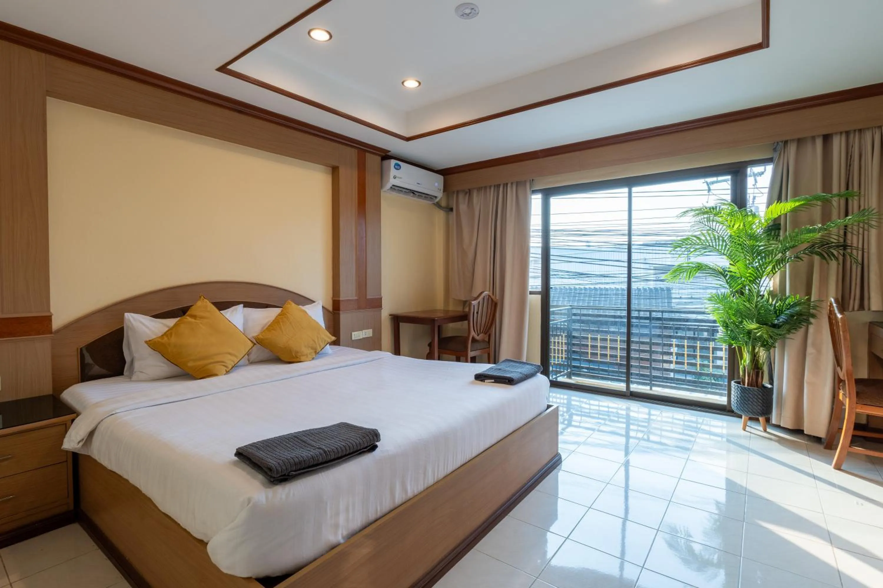 Bed in La Casa South Pattaya Hotel