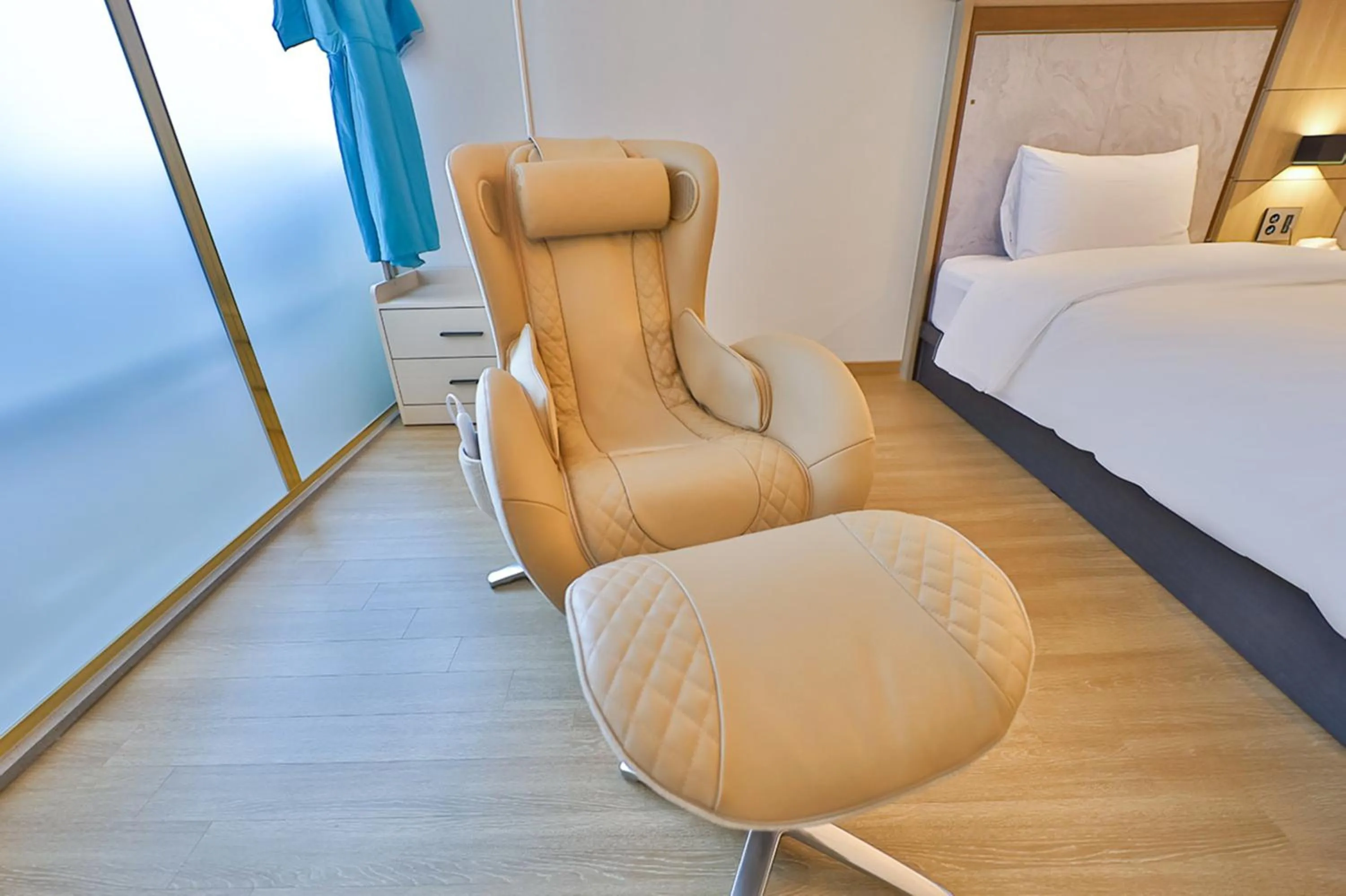 Seating area, Bed in Gimhae City Hotel