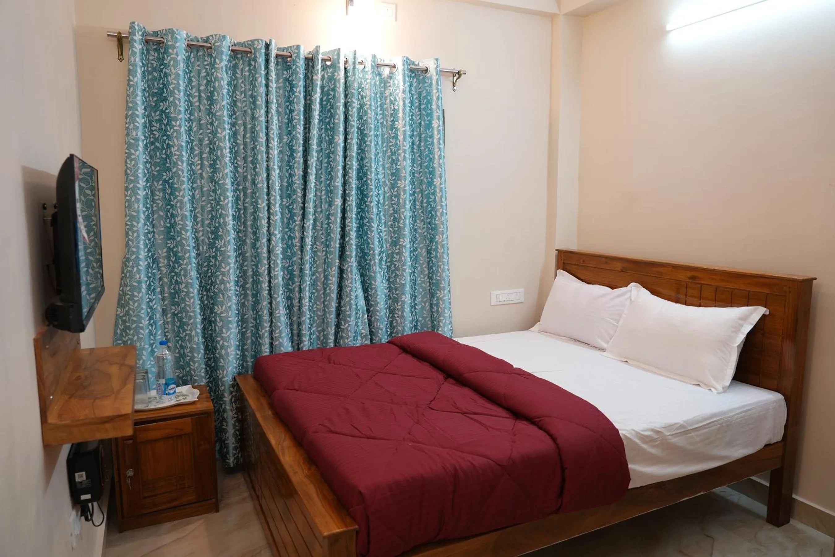 Communal lounge/ TV room, Bed in HILL PALACE RESIDENCY COORG