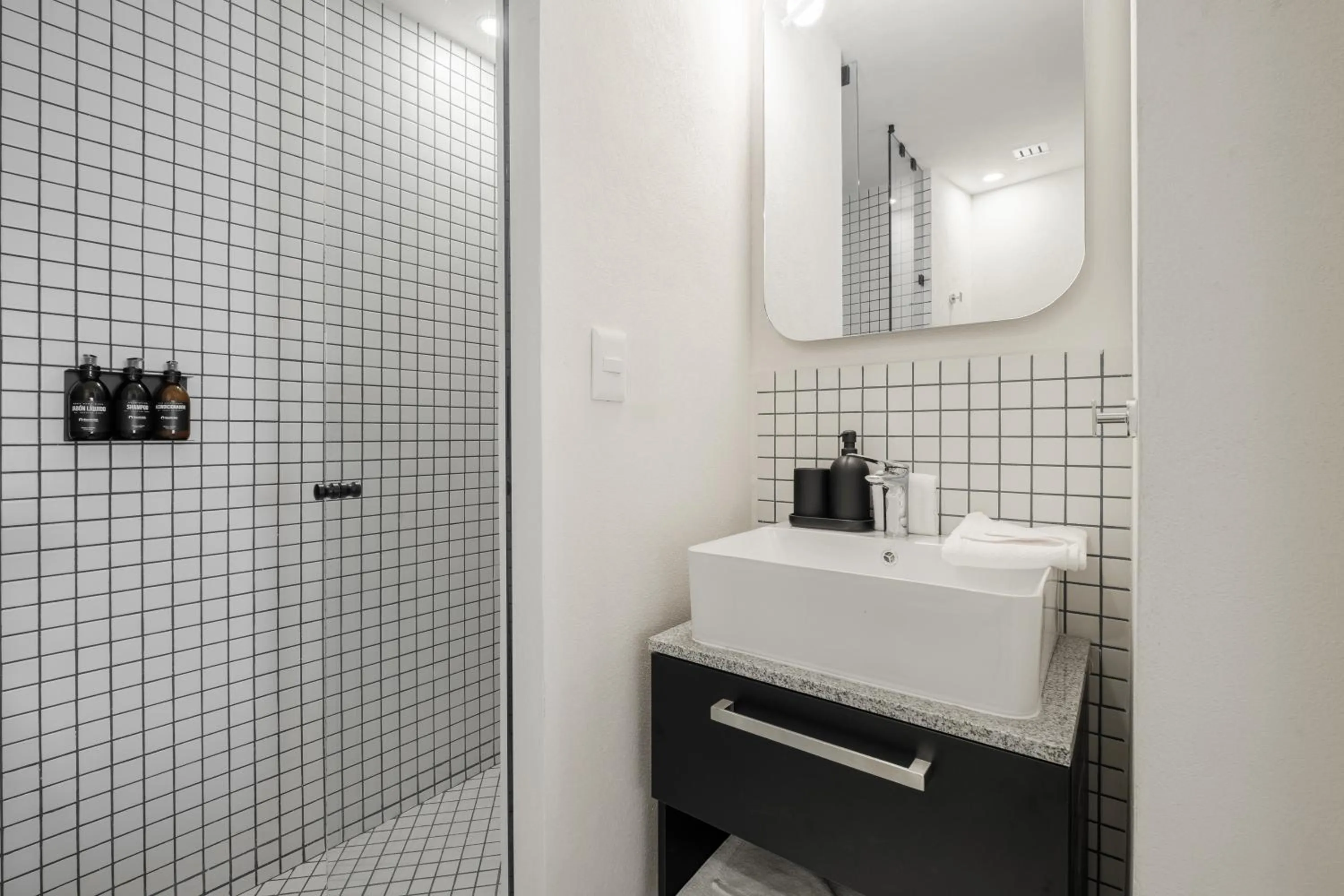 Shower in Nido Parque Mexico