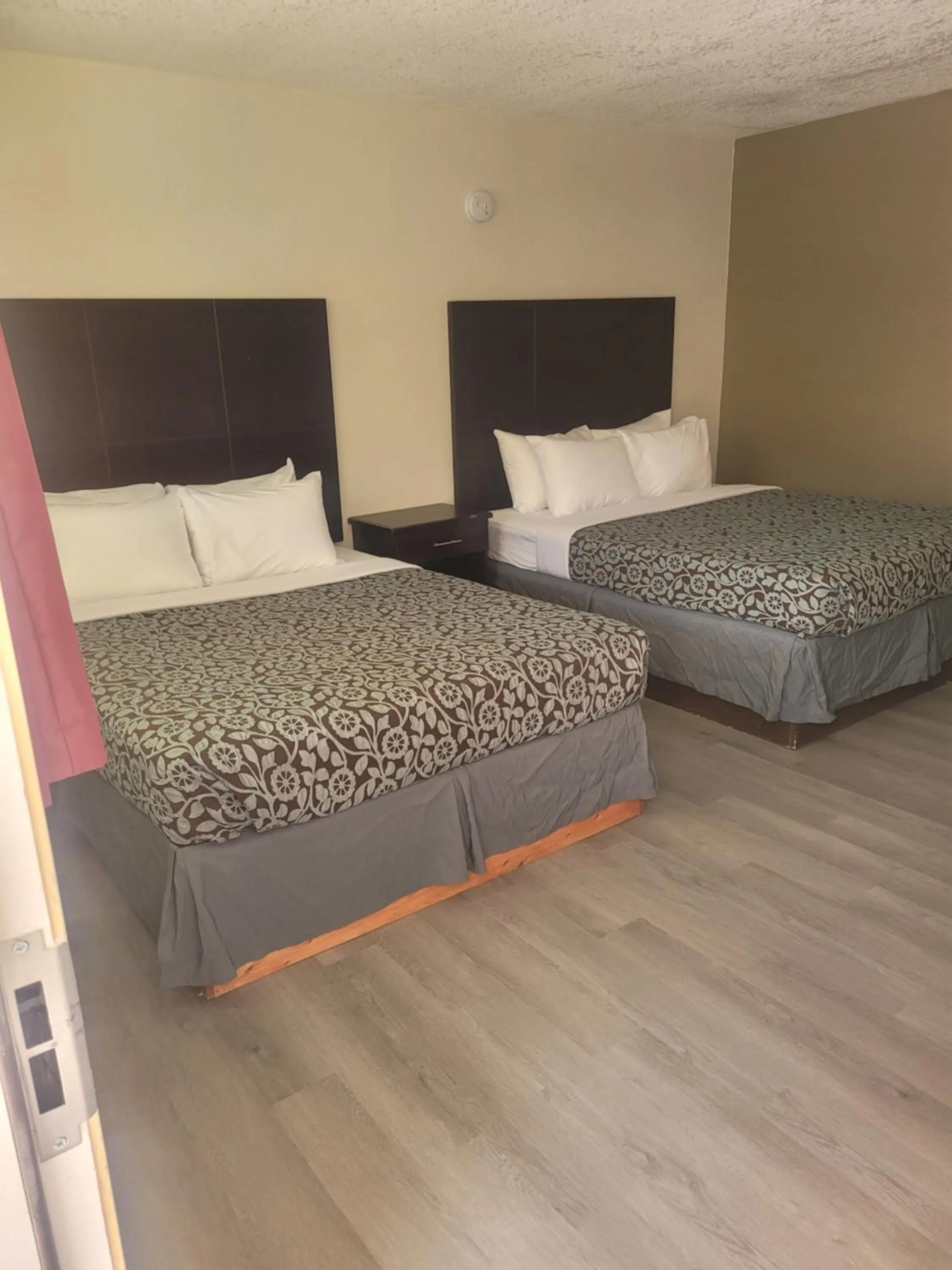 Bed in Econo Lodge Las Vegas