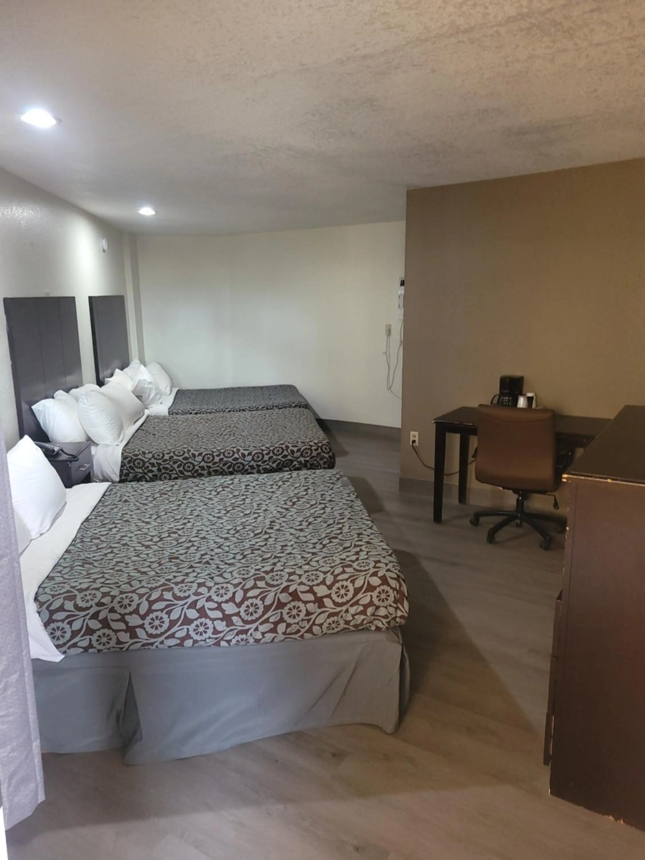 Bed in Econo Lodge Las Vegas