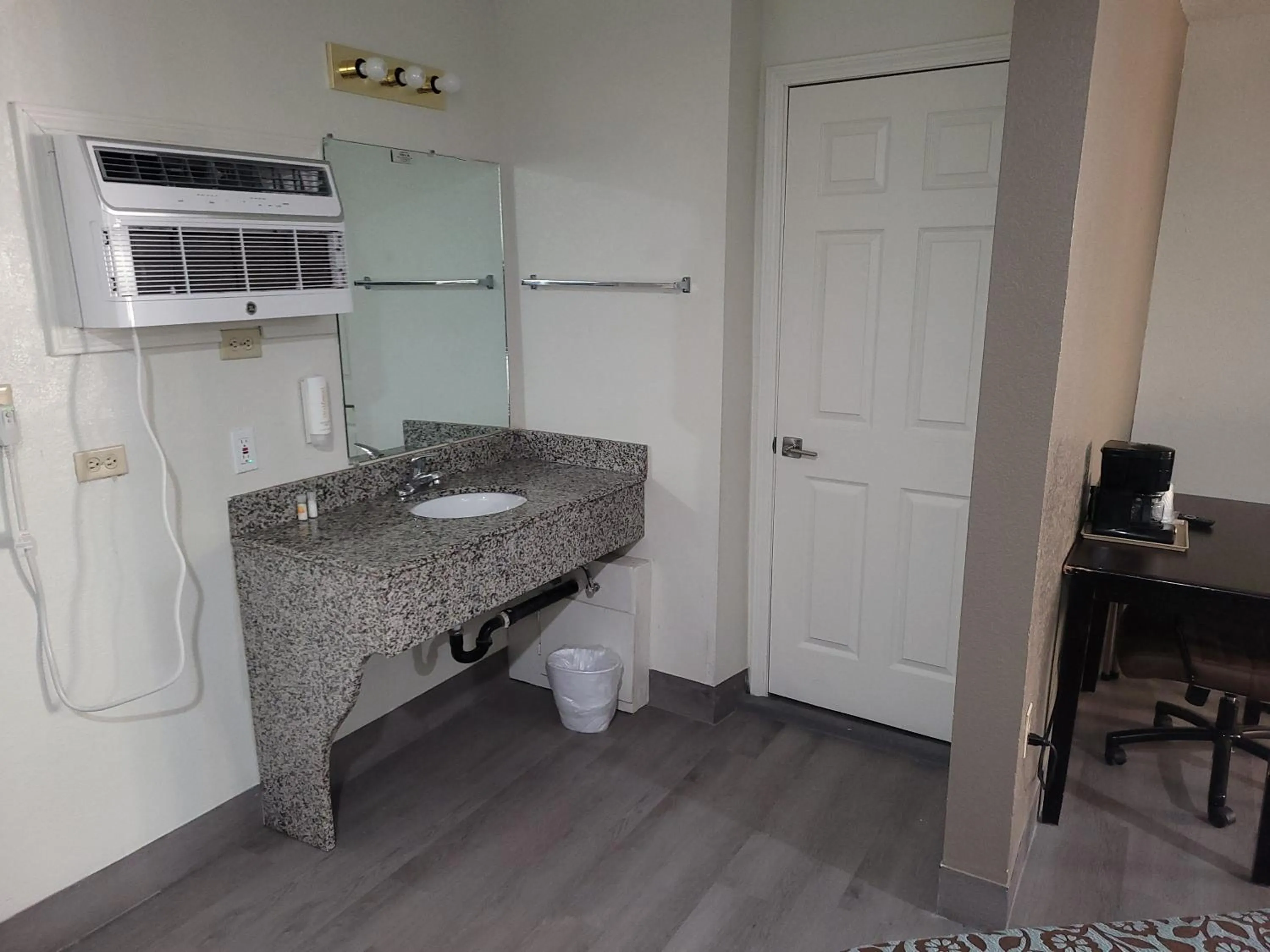 Bathroom in Econo Lodge Las Vegas