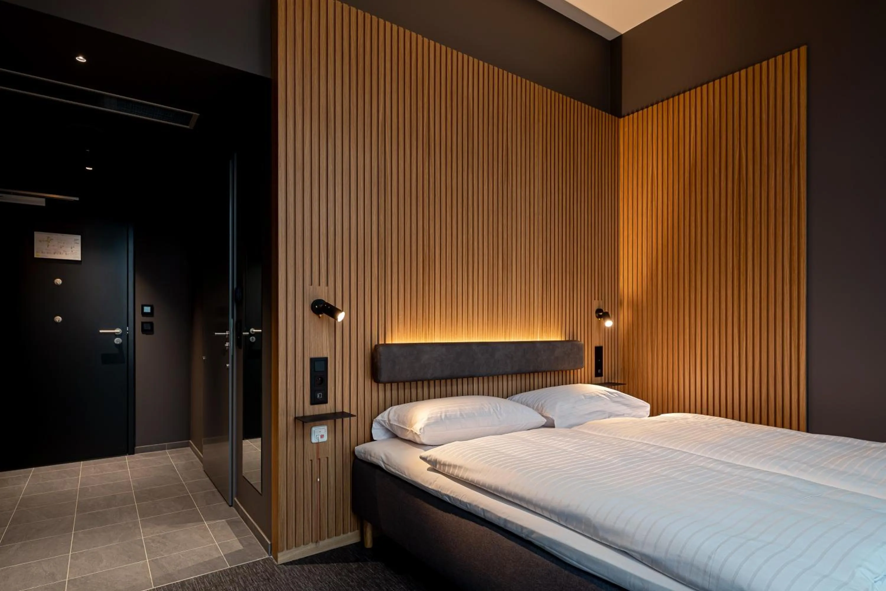 Photo of the whole room, Bed in Zleep Hotel Zürich-Kloten