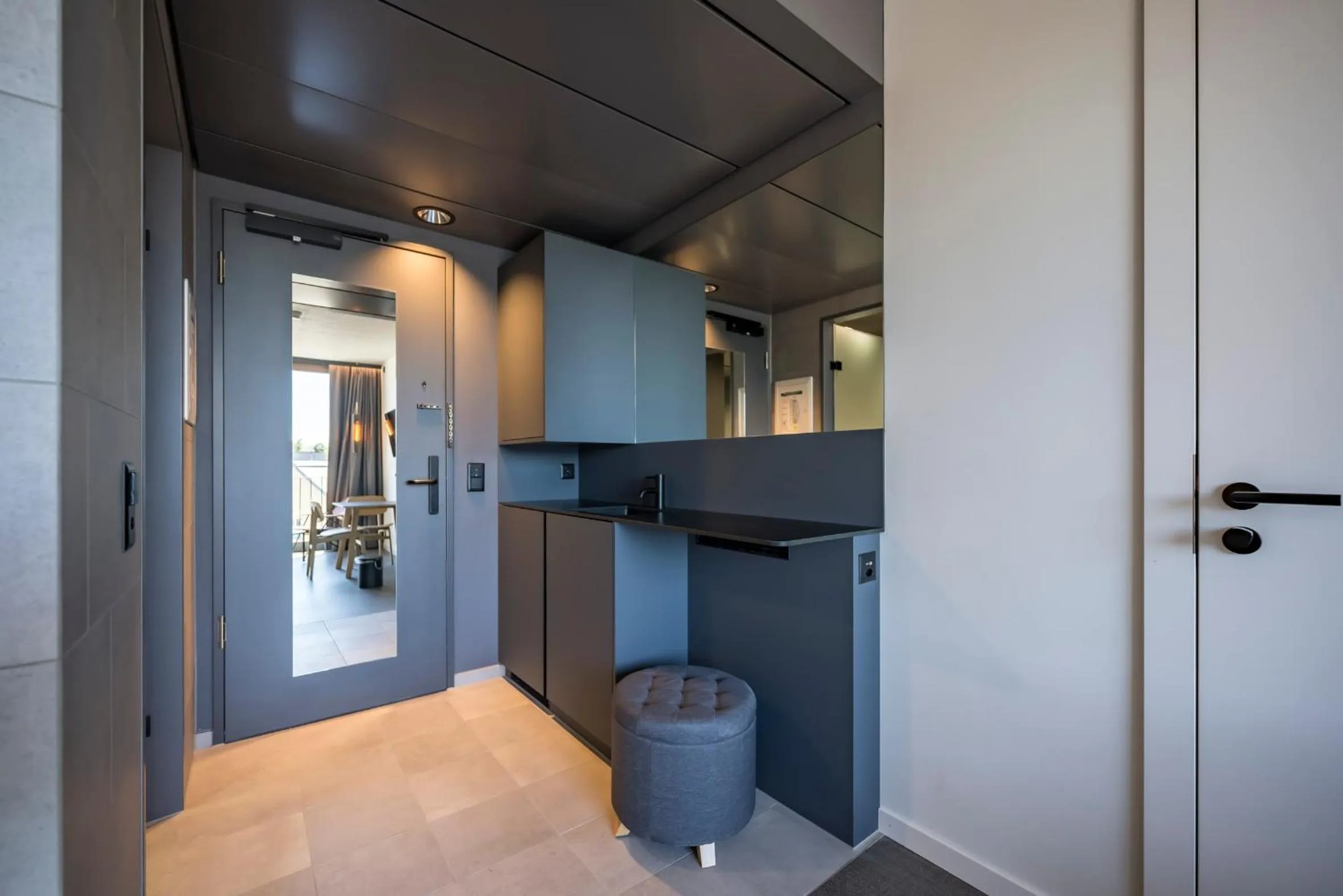 wardrobe in Zleep Hotel Zürich-Kloten