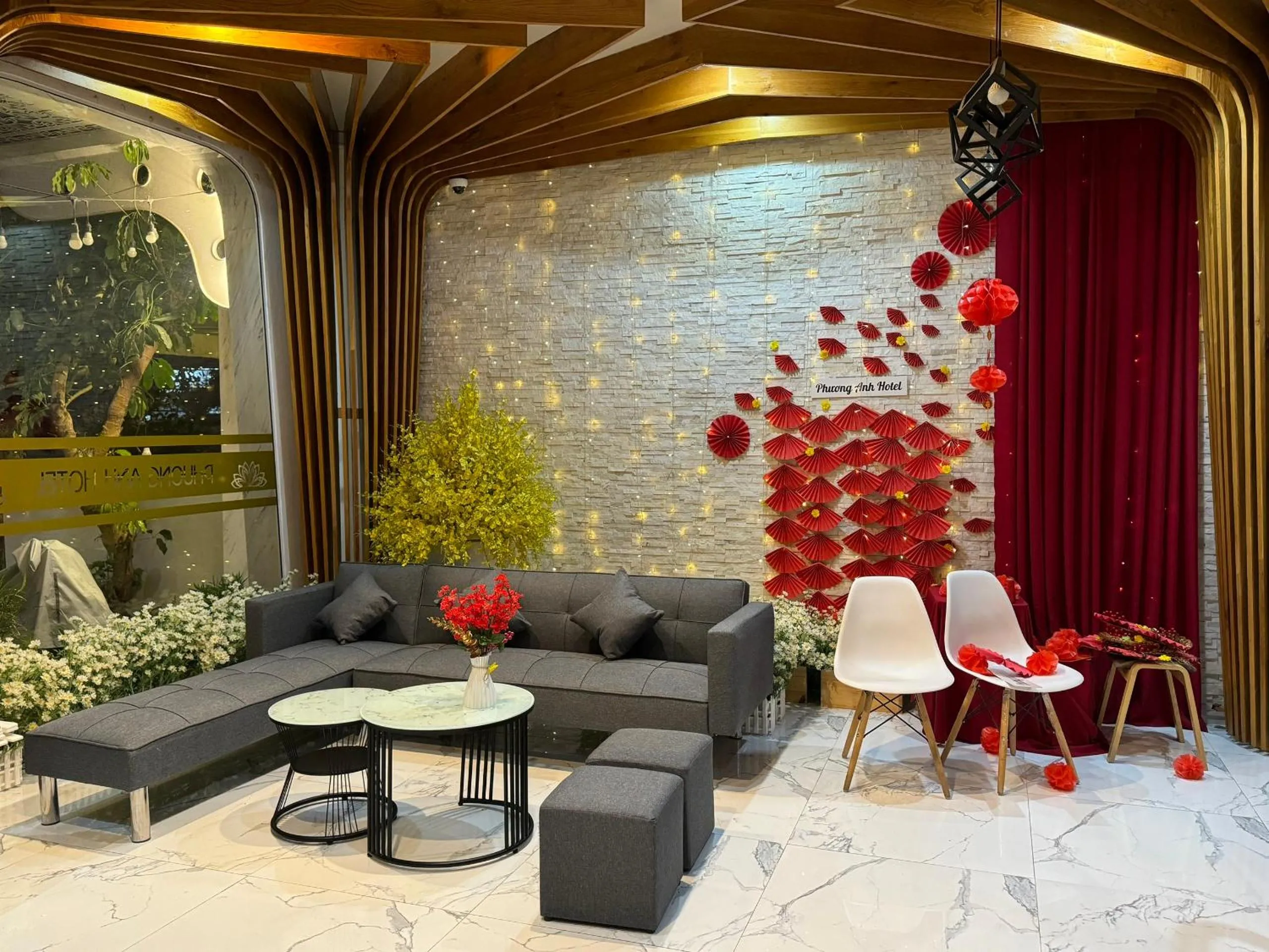 Communal lounge/ TV room in Phương Anh Valley Hotel